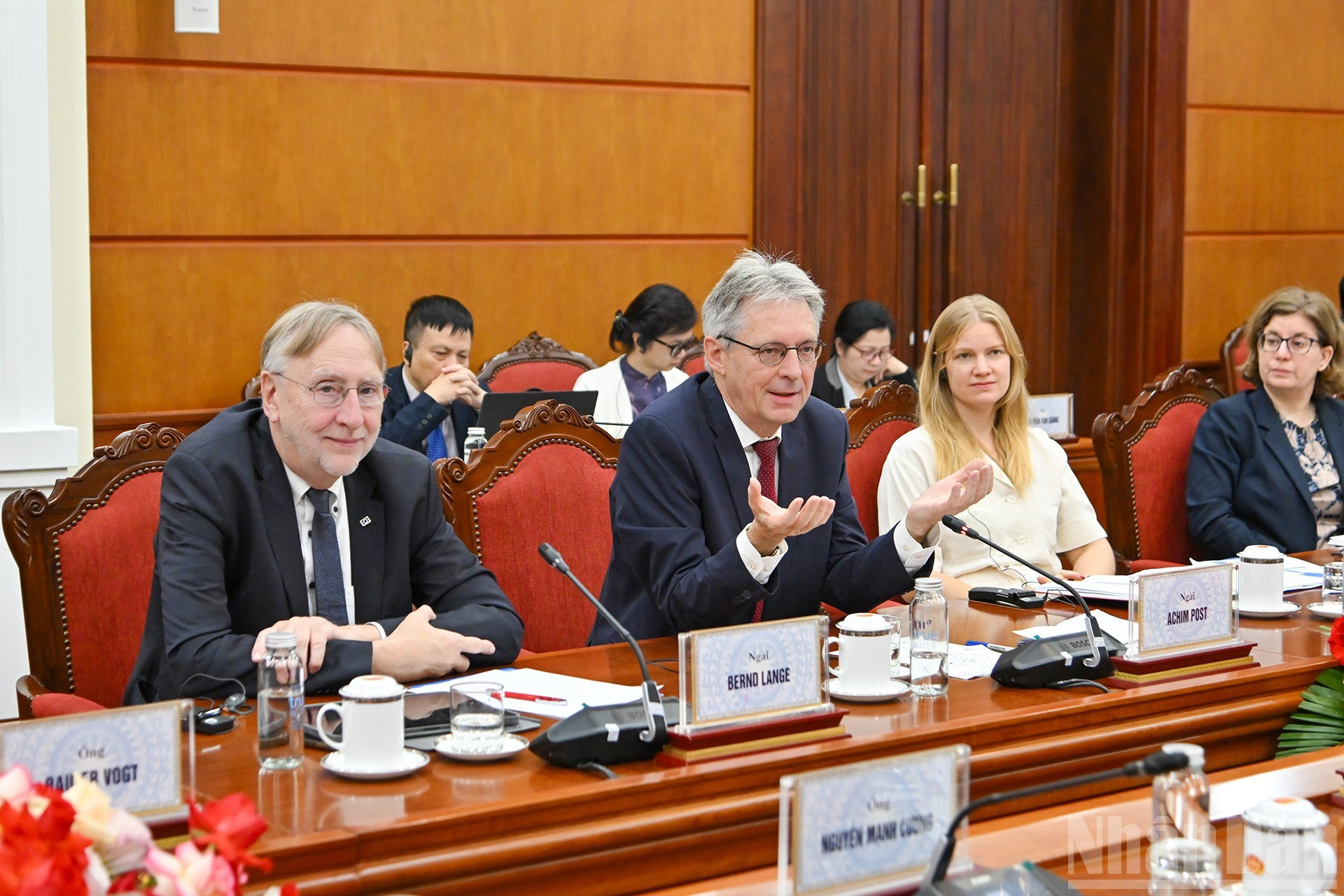 El jefe de la delegación del Partido Socialdemócrata de Alemania, Achim Post, da palabras. El jefe de la delegación del Partido Socialdemócrata de Alemania, Achim Post, da palabras.