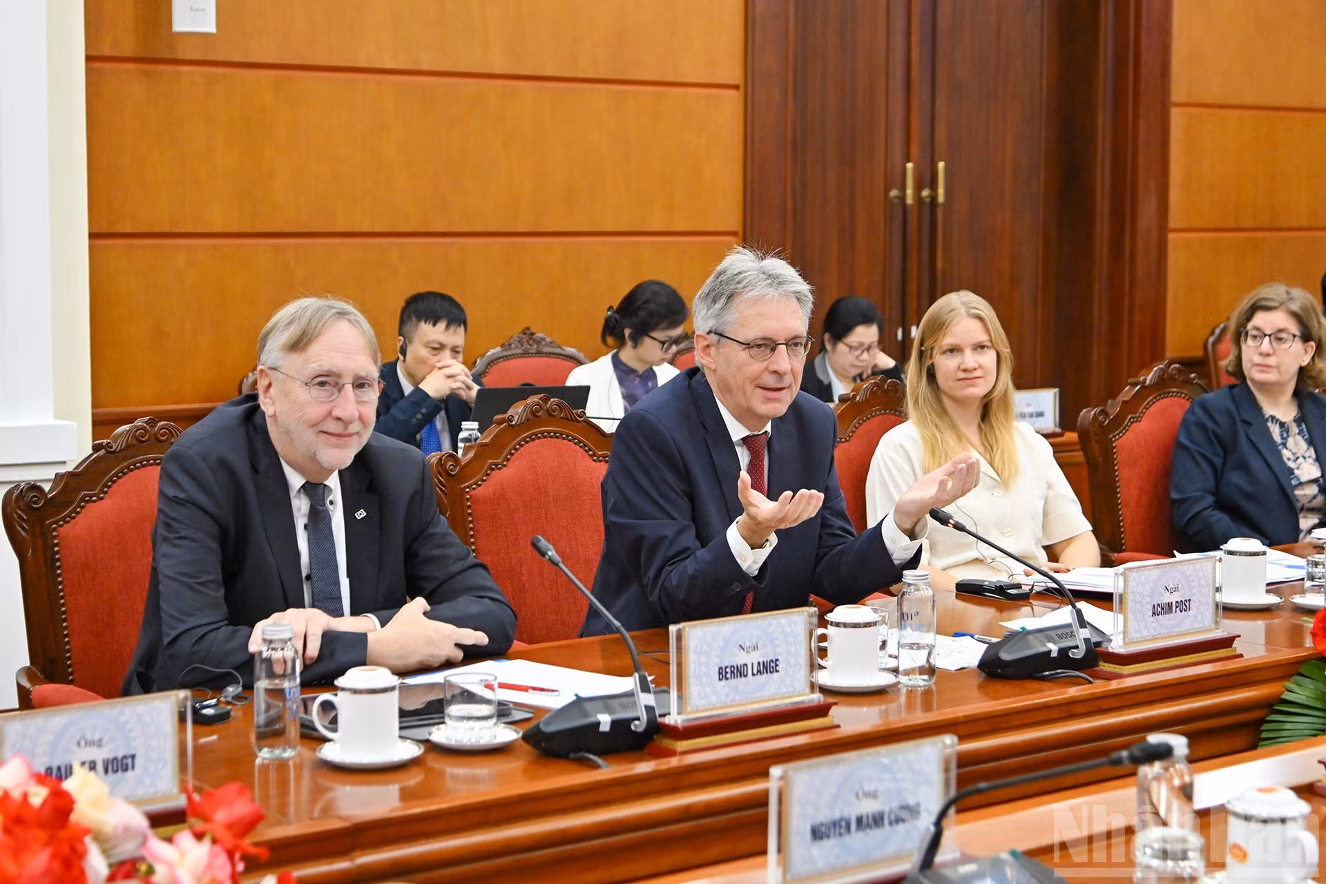 El jefe de la delegación del Partido Socialdemócrata de Alemania, Achim Post, da palabras.