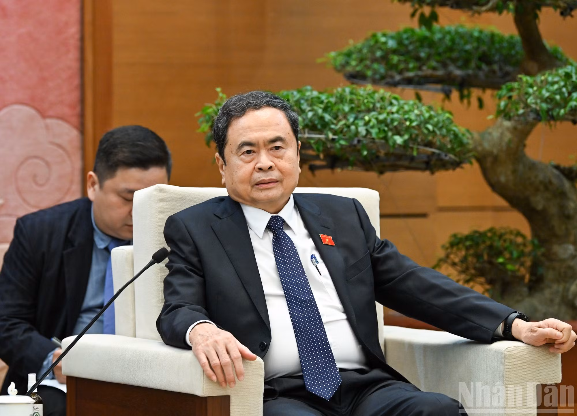 El presidente de la Asamblea Nacional de Vietnam, Tran Thanh Man, habla en la reunión.