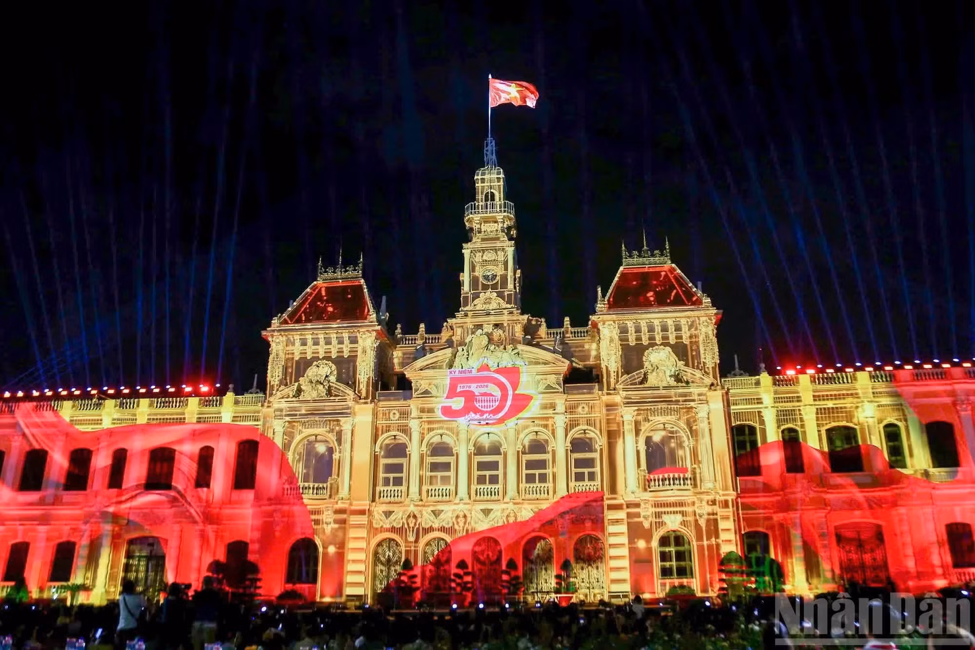 De todas partes concurre la gente hacia las zonas céntricas de la urbe, donde se efectúan las celebraciones nocturnas por el medio siglo del topónimo “Ciudad Ho Chi Minh”.