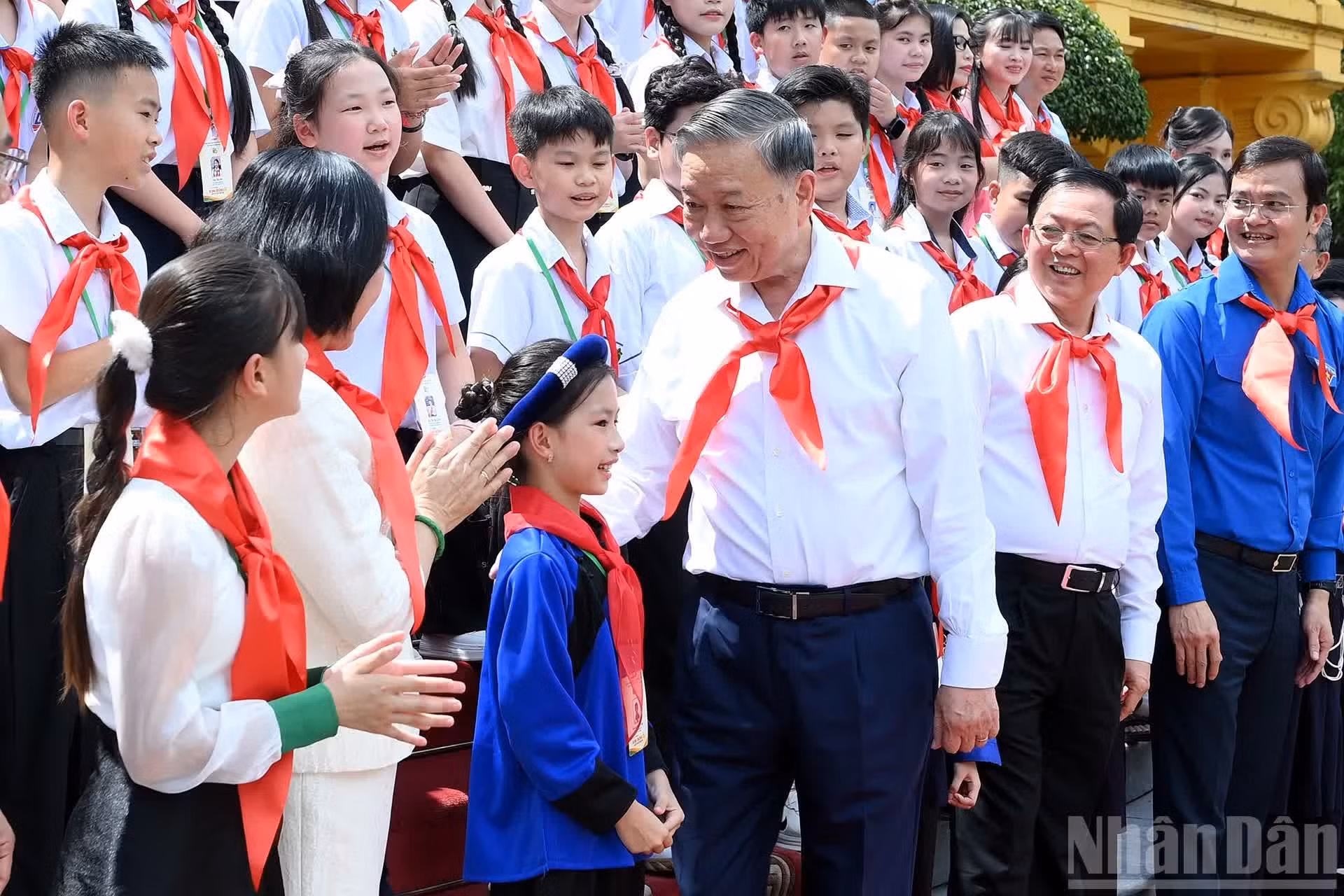 To Lam y delegados nacionales de la Organización de Jóvenes Pioneros Ho Chi Minh.