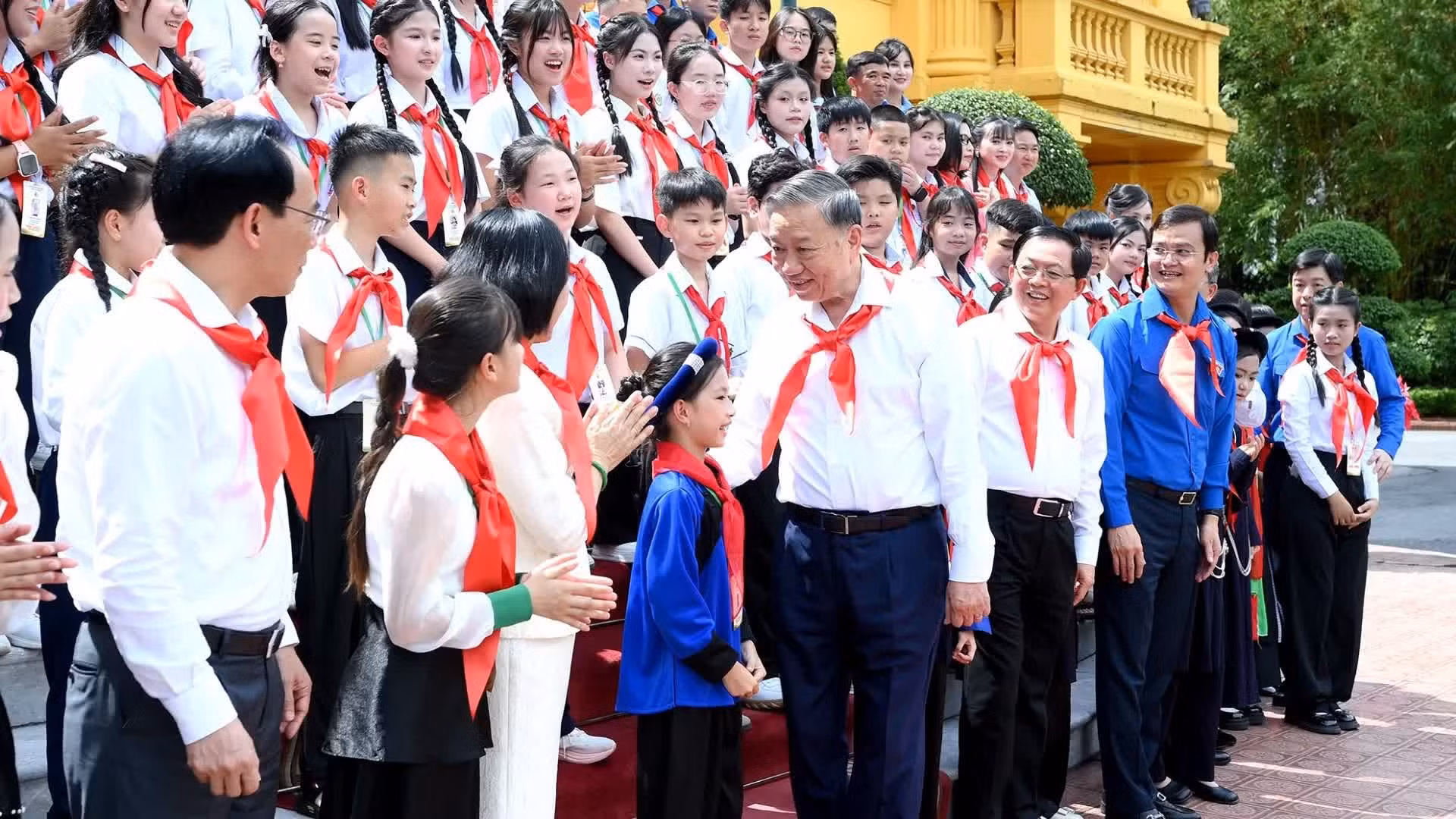 [Foto] Líder vietnamita recibe a destacados miembros de Organización de Jóvenes Pioneros Ho Chi Minh