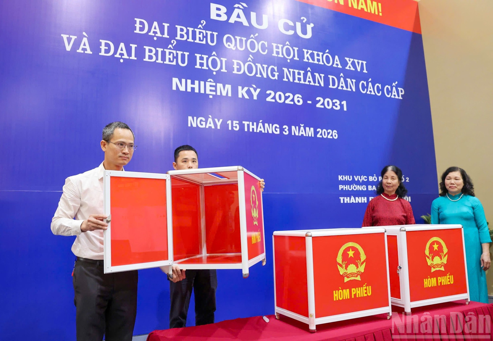 Las urnas se comprueban para garantizar la transparencia.