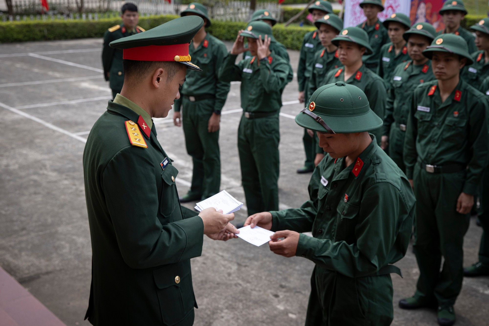Nuevos reclutas reciben por primera vez tarjetas de votación para las elecciones legislativas.