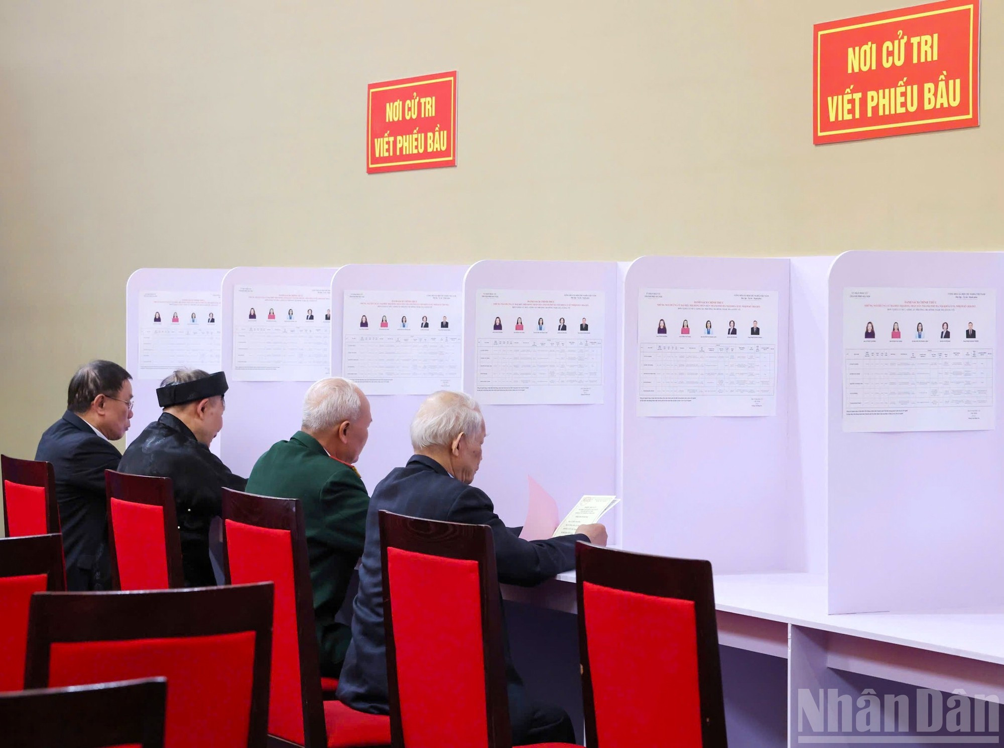 Ciudadanos leen sobre los candidatos antes de votar.