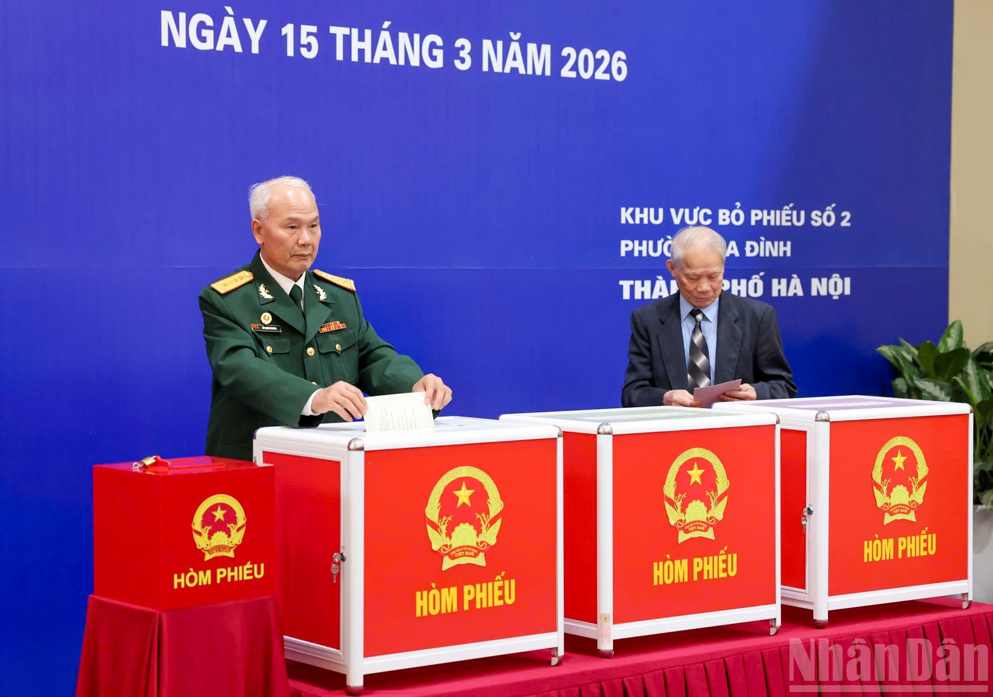 Un votante deposita su papeleta en la urna.