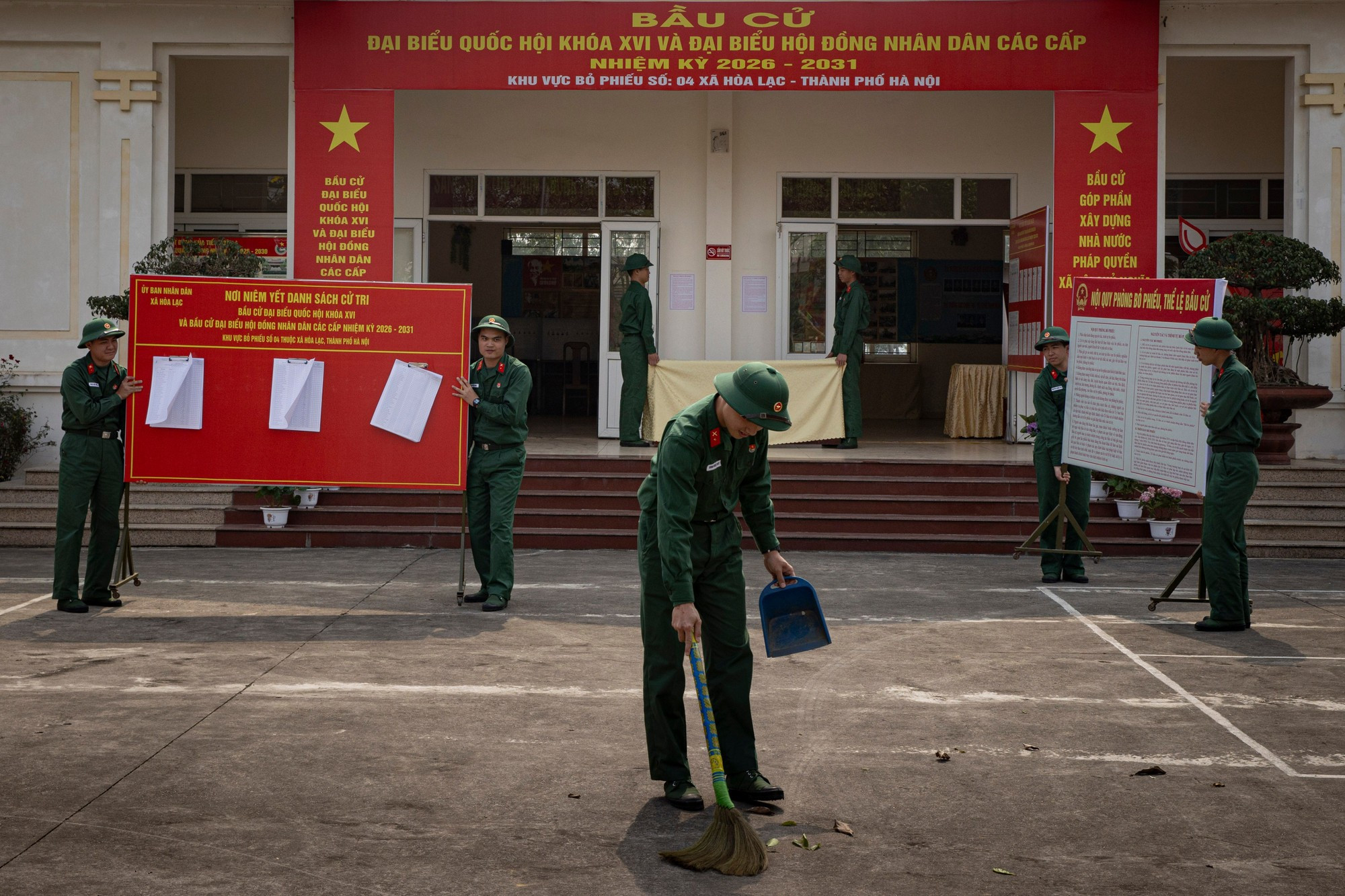 La zona de votación en el acuartelamiento está aseada y decorada para la fecha.