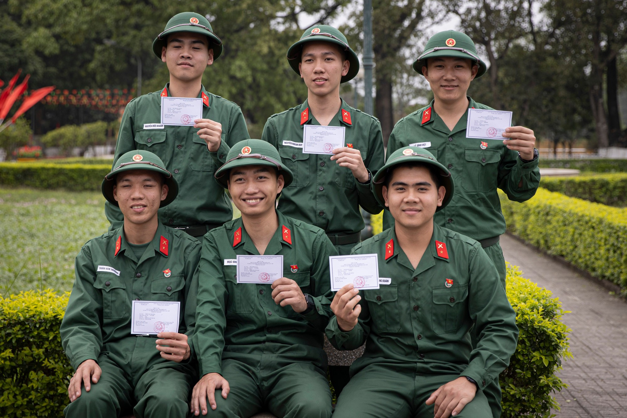 Nuevos reclutas del Pelotón 14 de la Compañía 15 (Batallón 4, Brigada 144, Estado Mayor General del Ejército Popular de Vietnam), regocijados al sostener sus papeletas de votación para las próximas elecciones generales.