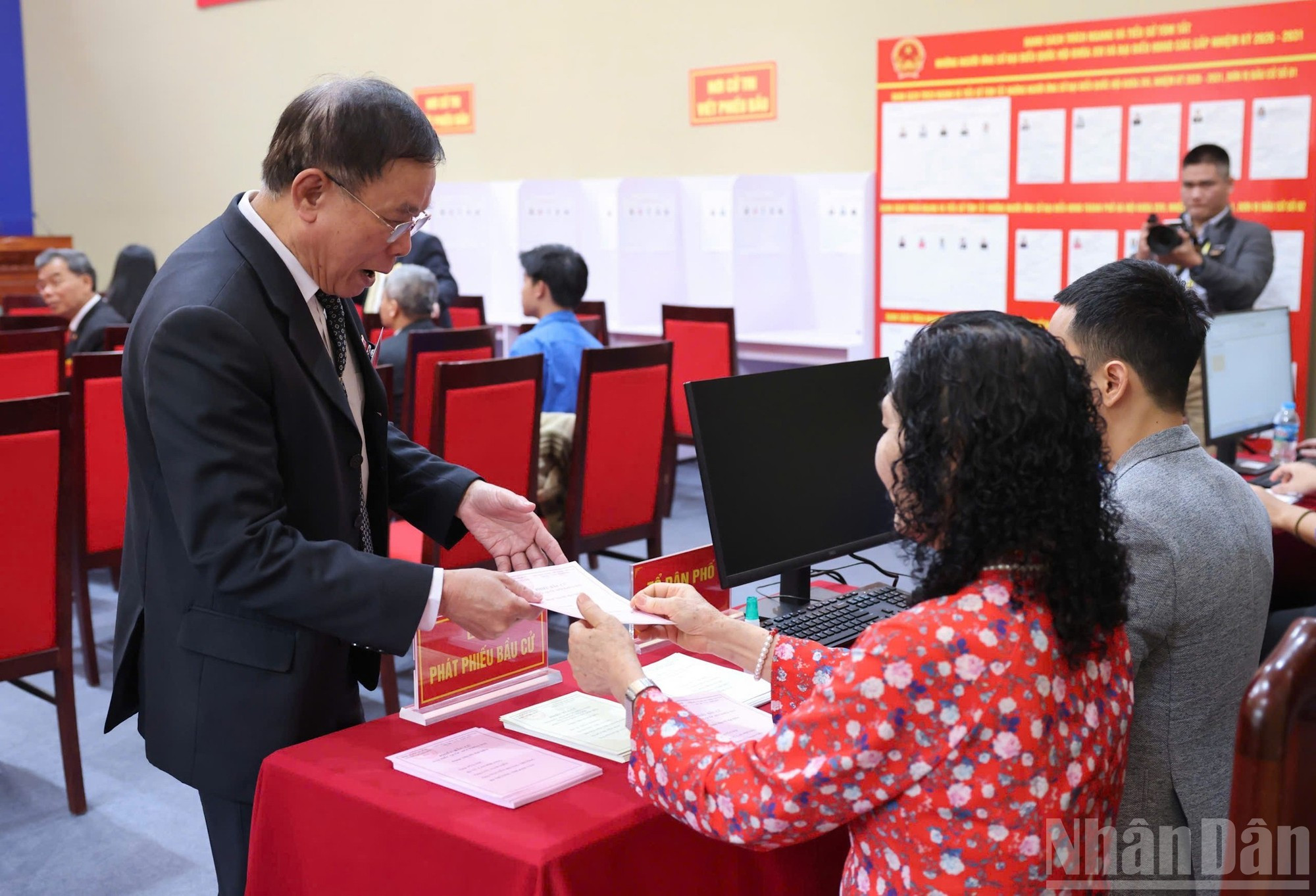 Un votante recibe su papeleta.