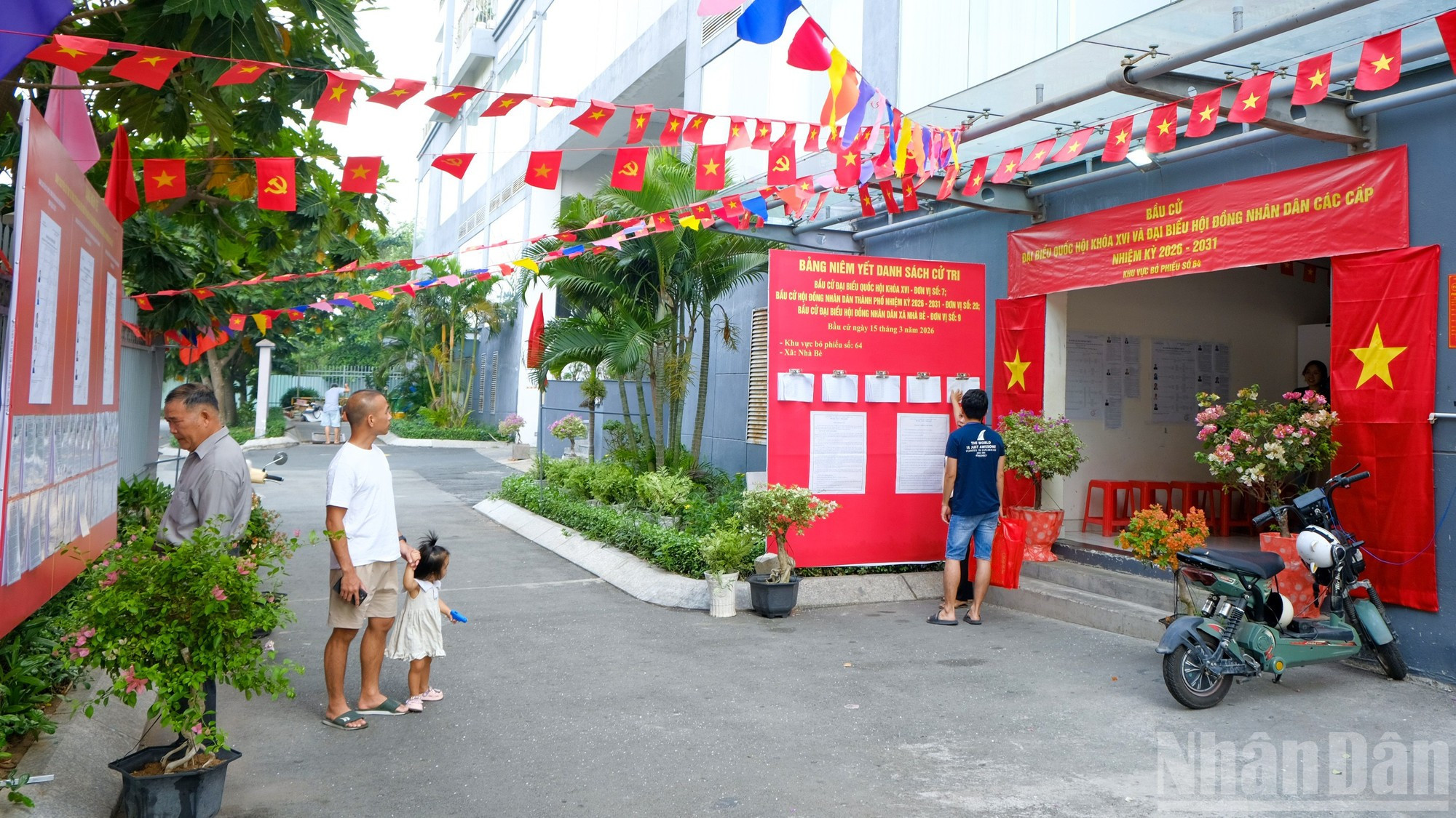 Los ciudadanos se dirigen con entusiasmo hacia la jornada electoral.