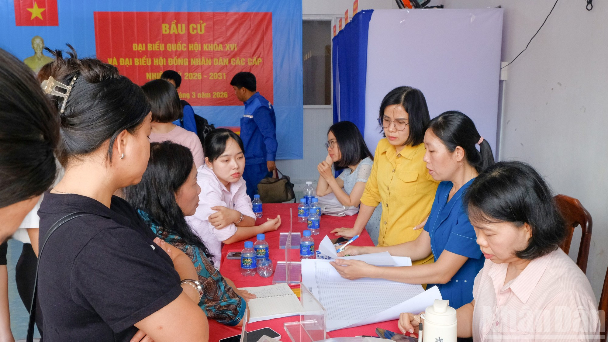 Los empleados revisan la lista del censo electoral y la distribución de las tarjetas de votación, y sellan las papeletas como muestra de validez para ordenarlas de cara al día oficial de los comicios.