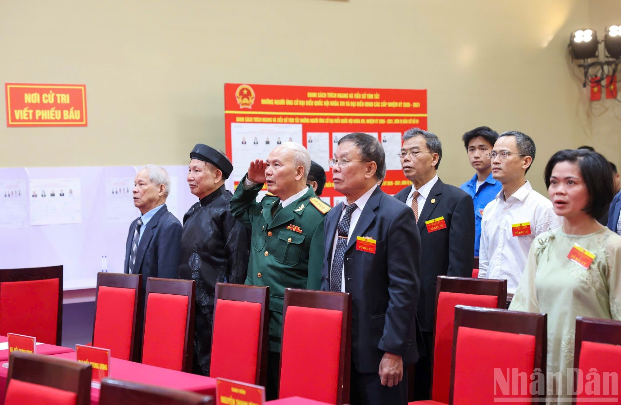 El simulacro incluye todos los procedimientos que se llevarán a cabo durante la jornada electoral, como la recepción de votantes, la ceremonia inaugural, el saludo a la bandera y la aprobación de las normas de votación.