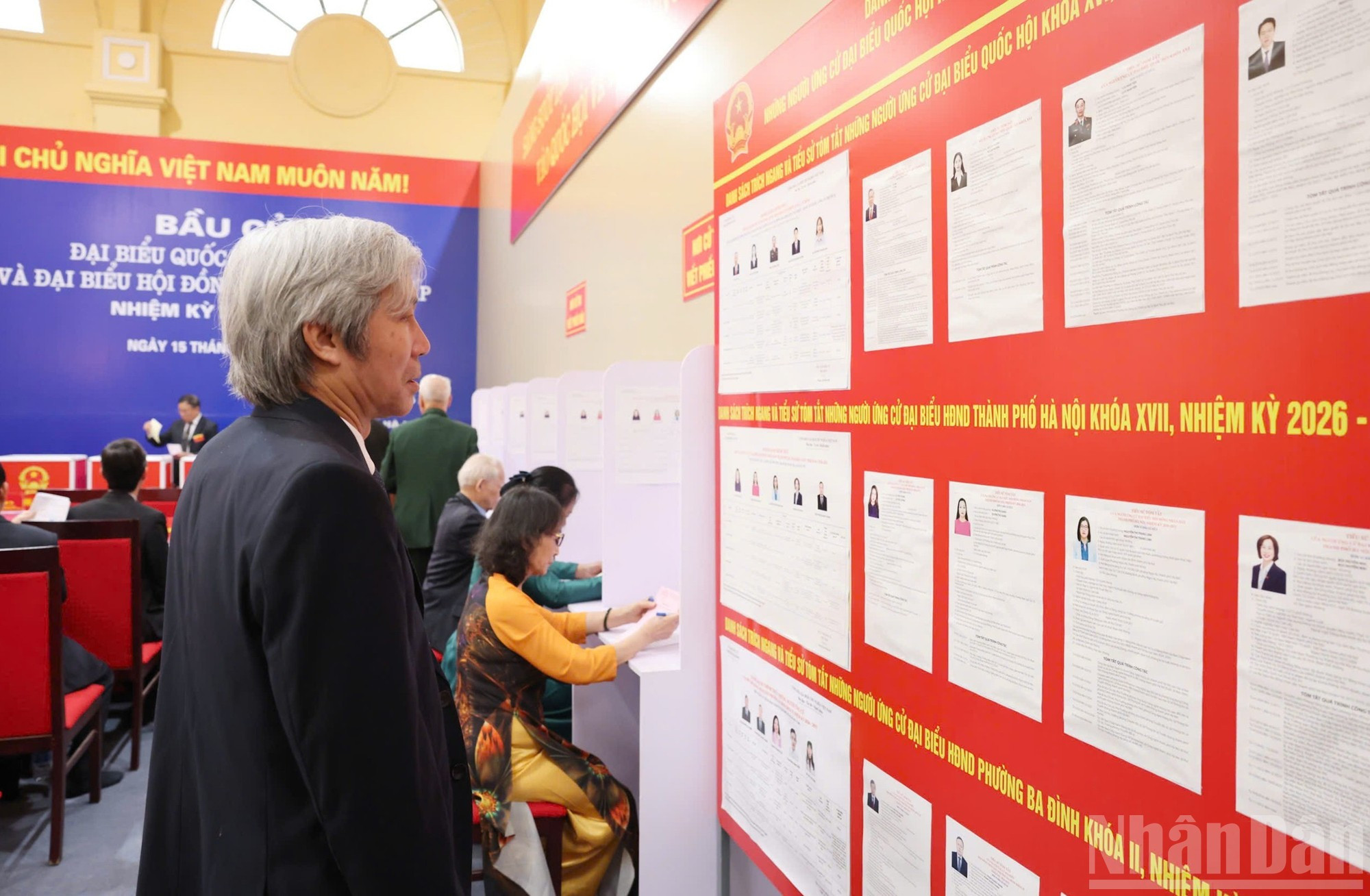 La lista de candidatos y sus biografías resumidas están expuestas en un lugar visible para que los electores puedan consultarlas.