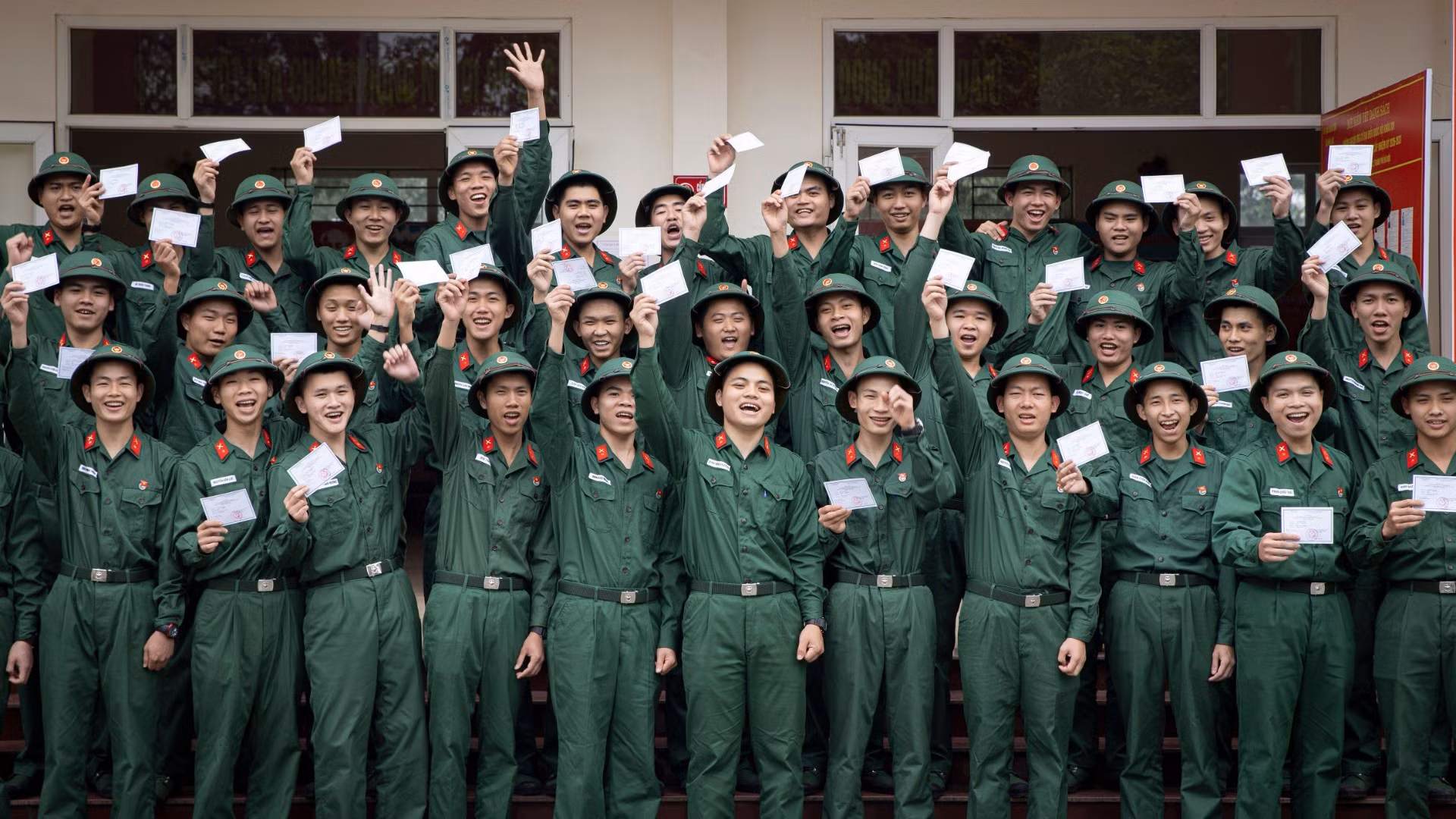 Los nuevos reclutas del Pelotón 14 de la Compañía 15 (Batallón 4, Brigada 144, Estado Mayor General del Ejército Popular de Vietnam), regocijados al sostener sus papeletas de votación para las próximas elecciones generales.