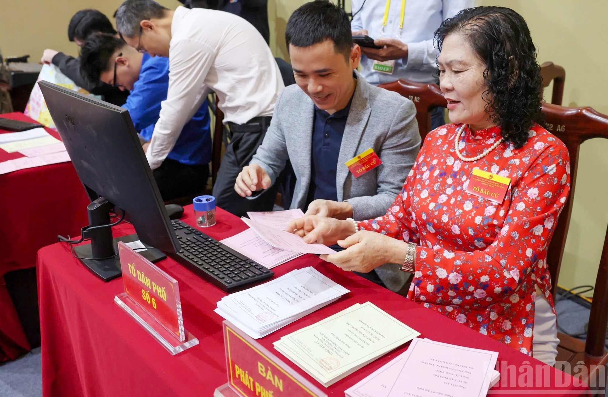 La zona destinada al reparto de papeletas de votación.