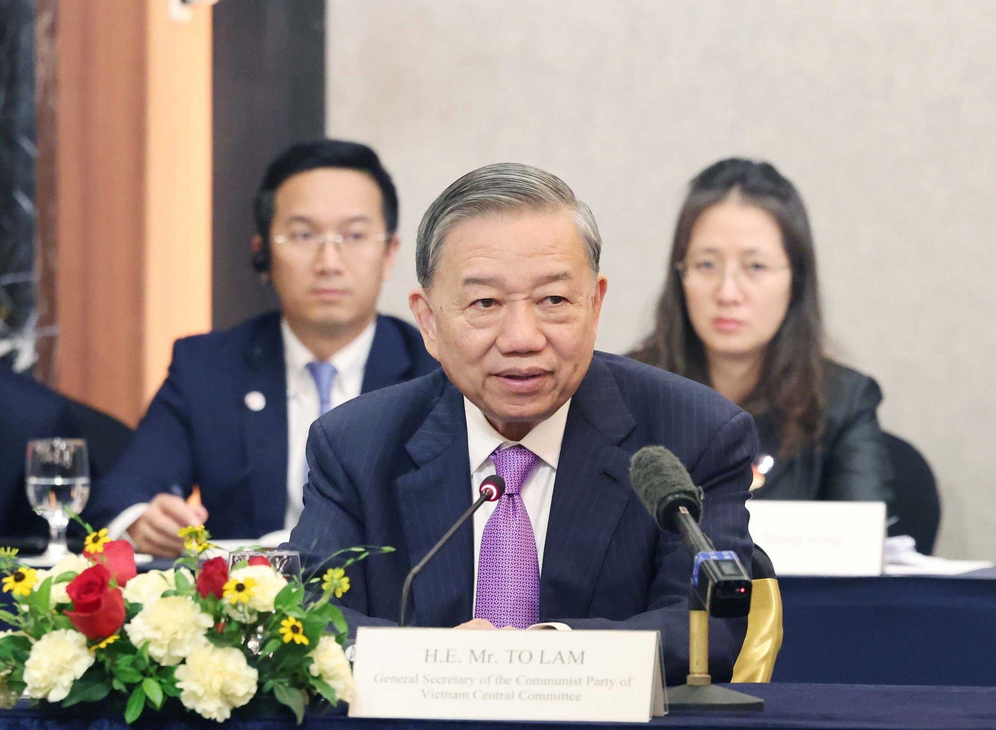 El máximo dirigente político de Vietnam da palabras.