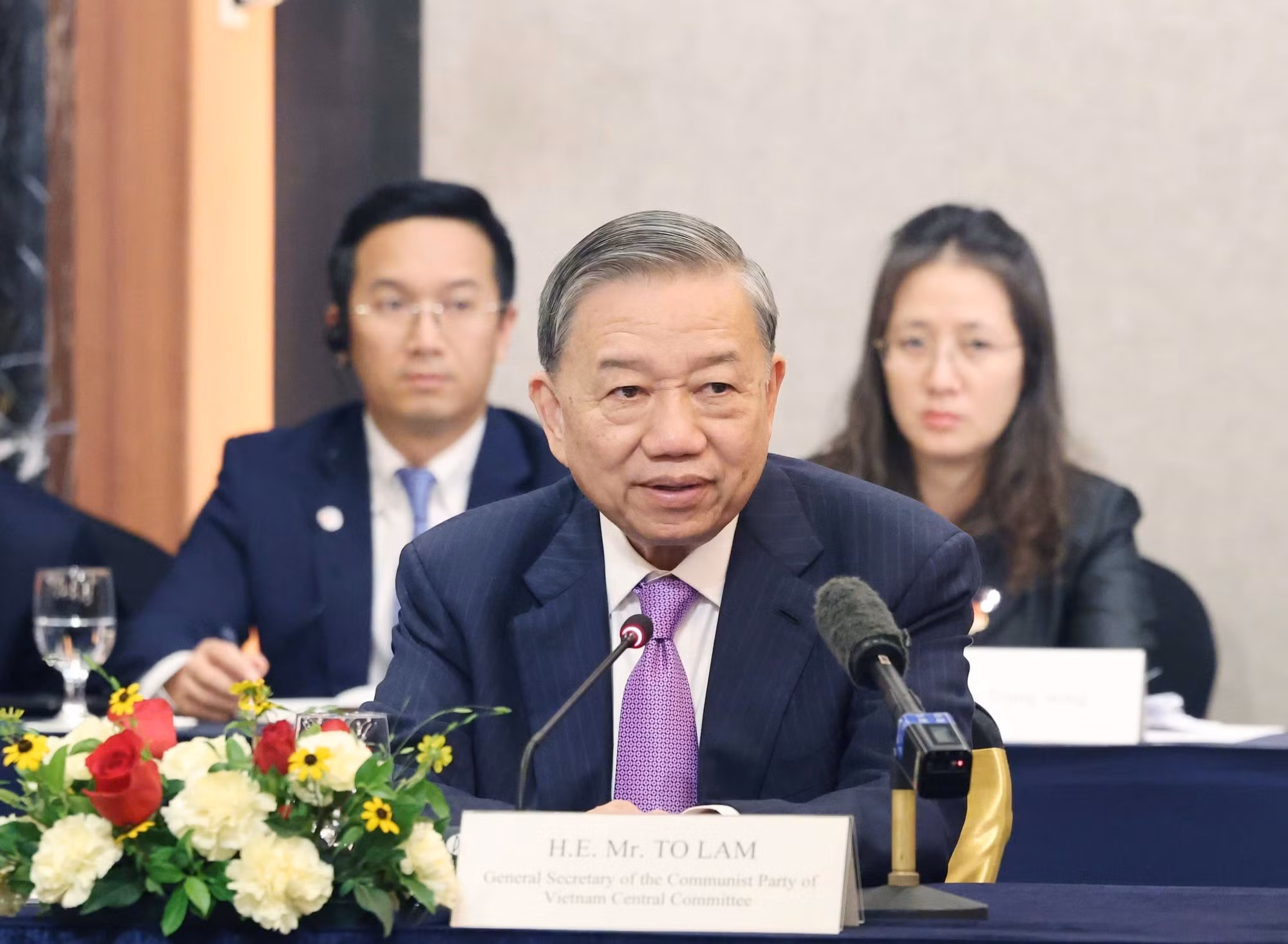 El máximo dirigente político de Vietnam da palabras.