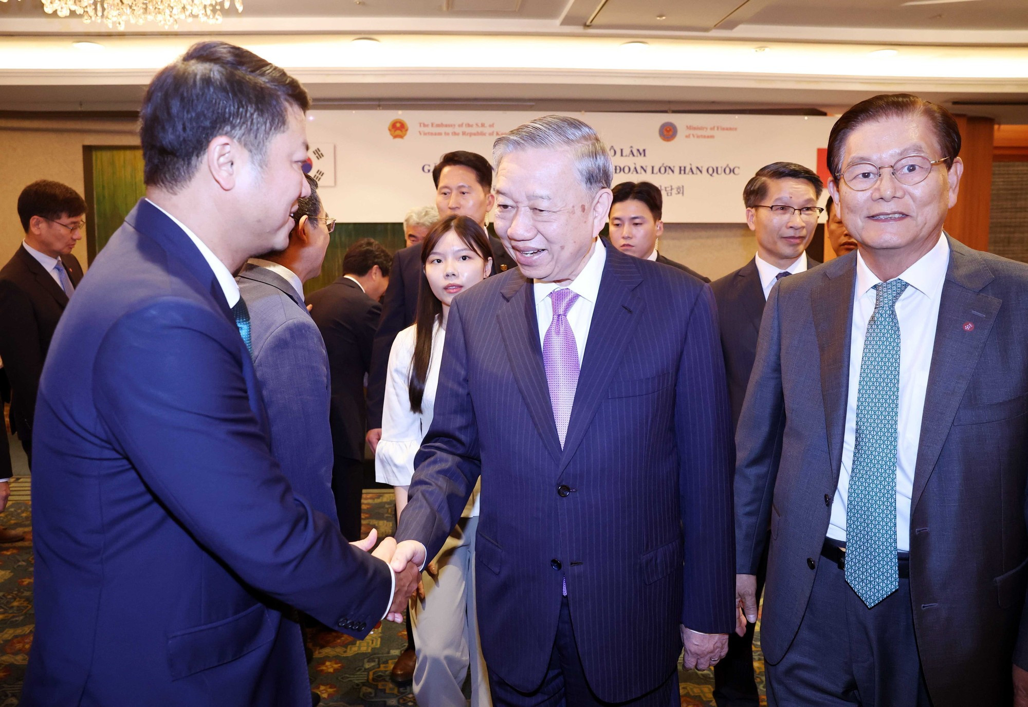El dirigente vietnamita y delegados al encuentro.