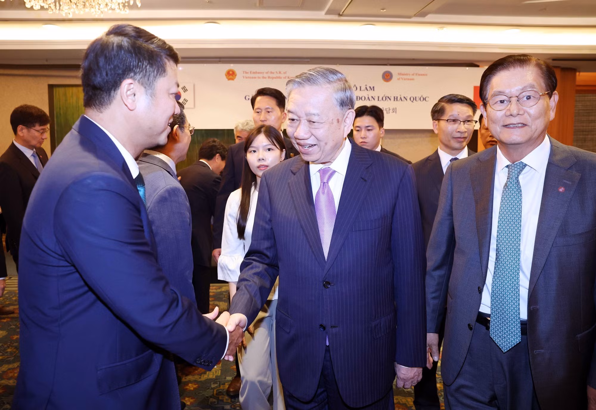 El dirigente vietnamita y delegados al encuentro.
