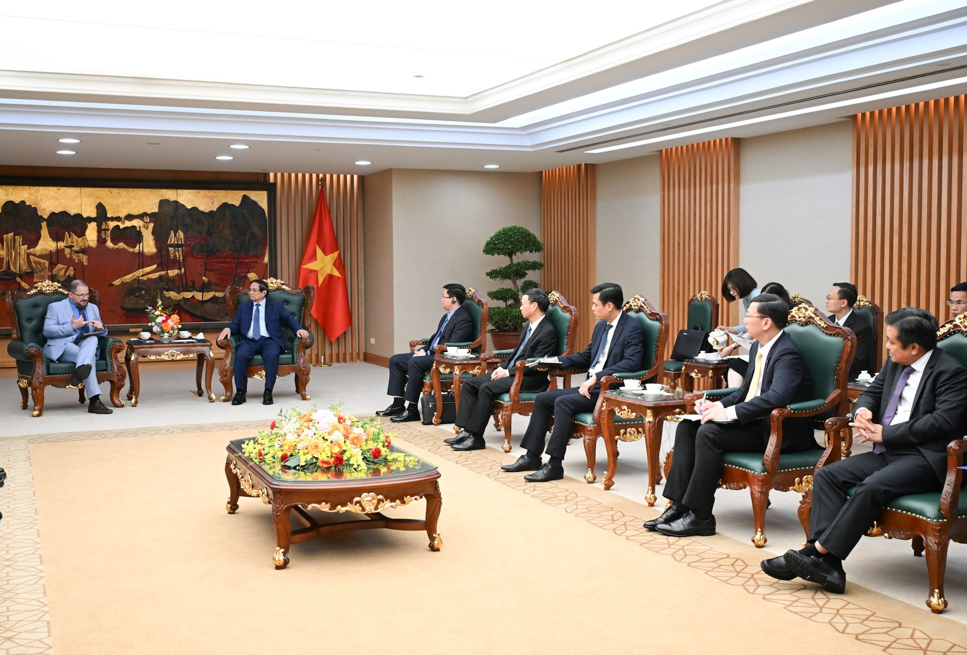 Representantes del Gobierno vietnamita.