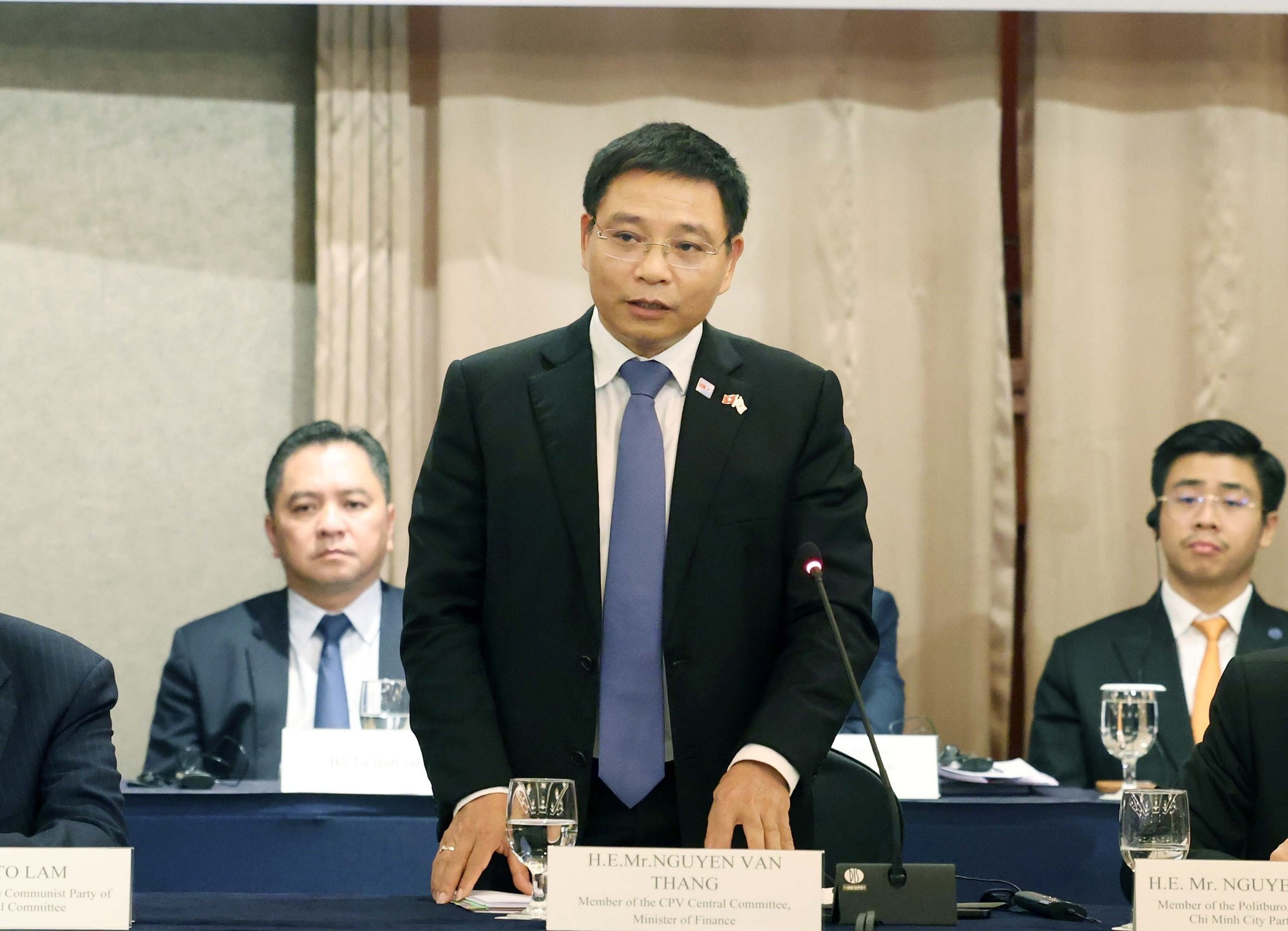 El ministro de Finanzas de Vietnam, Nguyen Van Thang, habla en la cita.