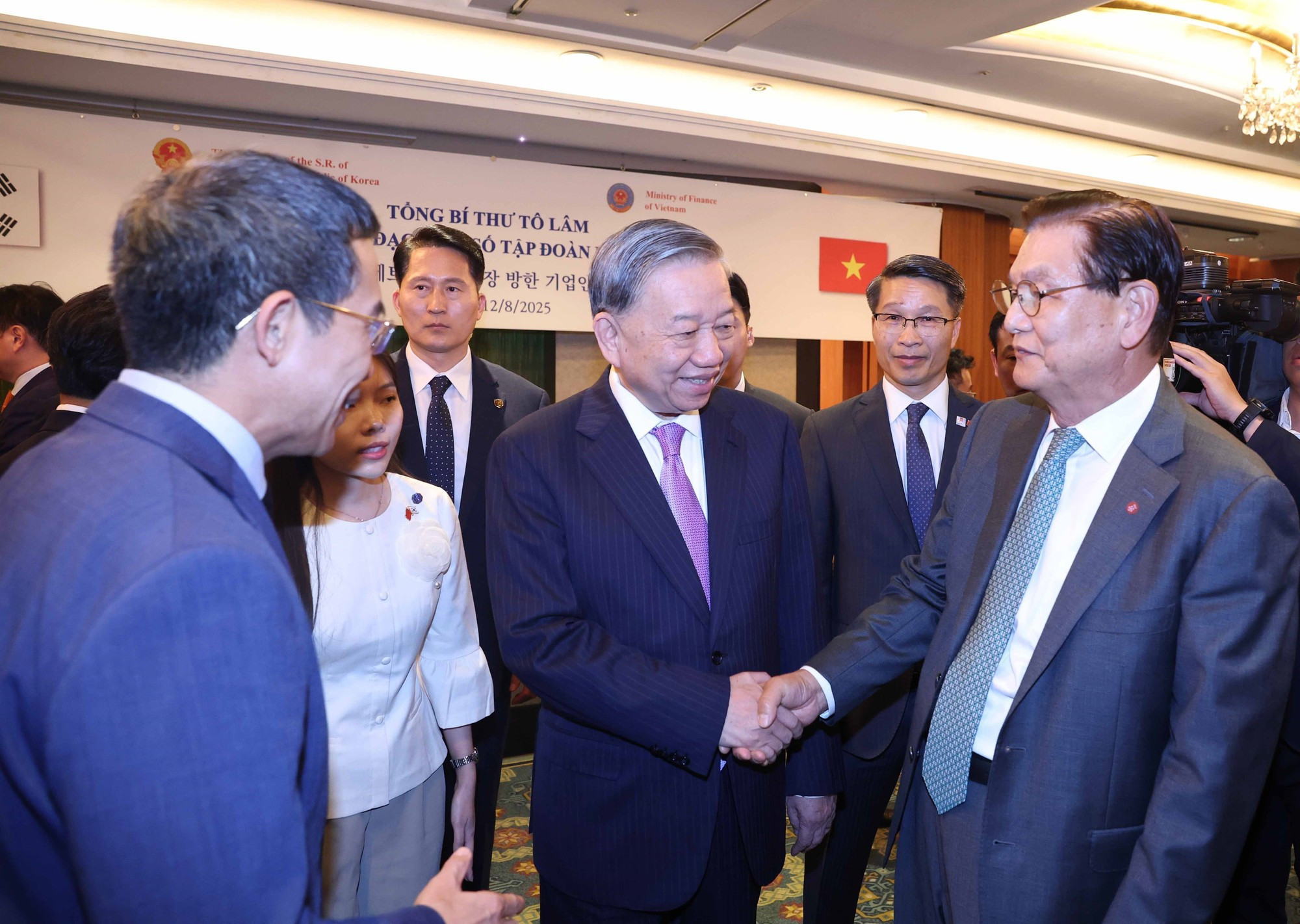 El secretario general del Partido Comunista de Vietnam, To Lam, y ejecutivos de grandes corporaciones surcoreanas.