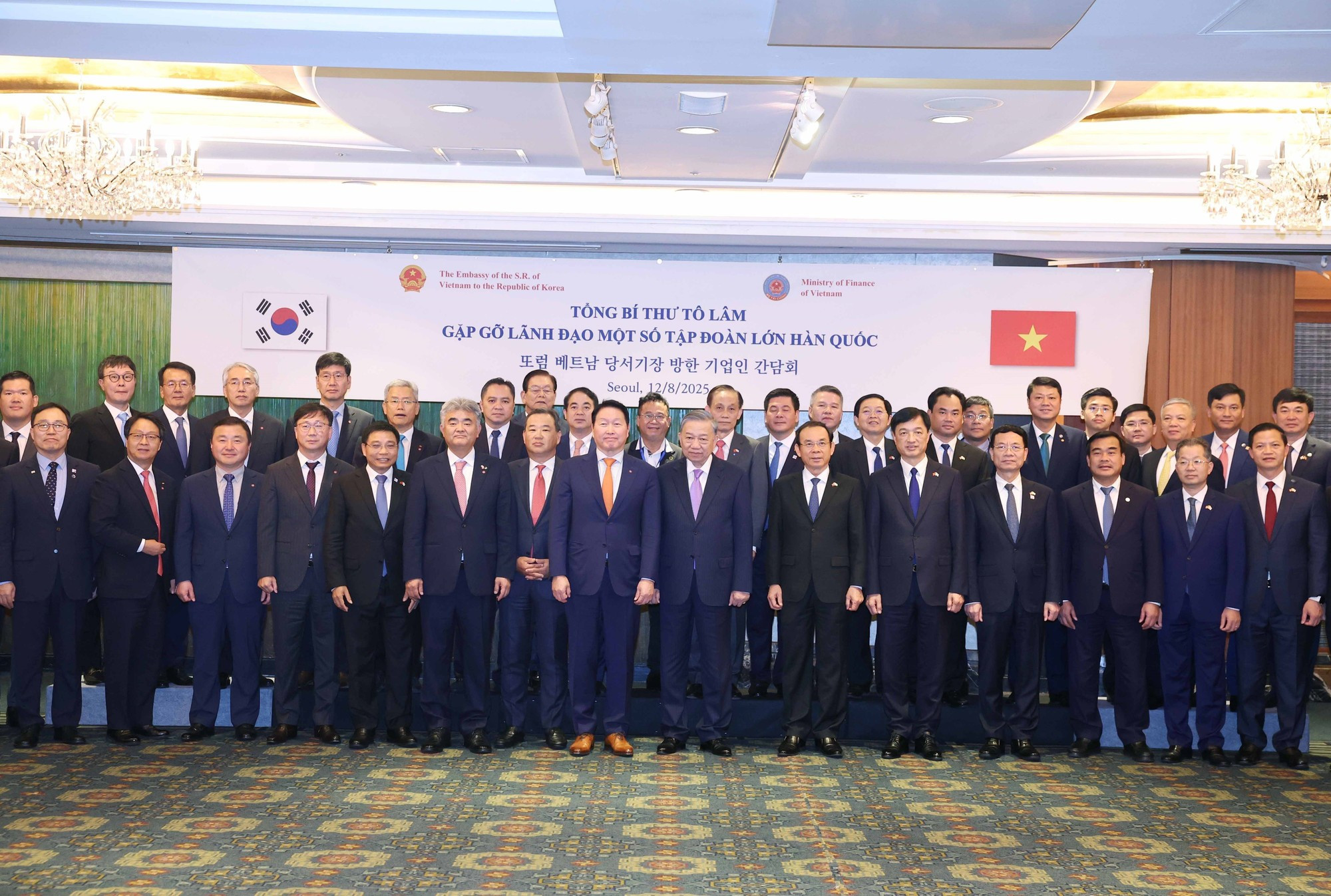 El secretario general del Partido Comunista de Vietnam, To Lam, posa para fotos con los delegados.