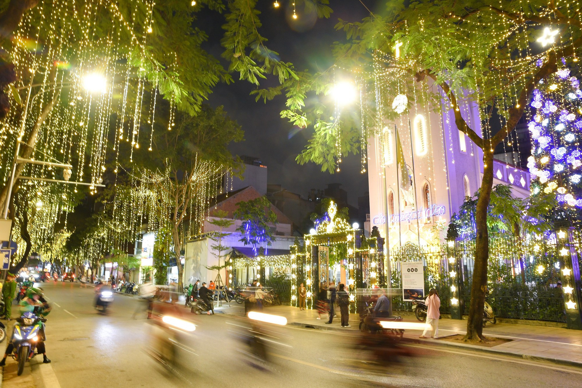 Las fuerzas del orden establecen restricciones de tráfico desde bien temprano en las inmediaciones de la iglesia de Ham Long, uno de los destinos más frecuentados por los feligreses de Hanói.