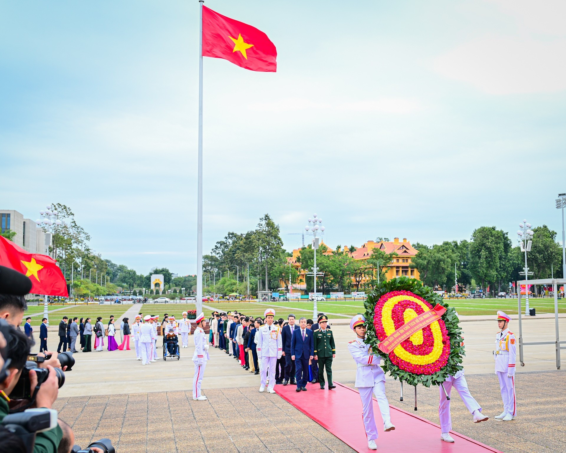 Luego del acto, los delegados colocan una corona floral en la fachada del mausoleo y entran en el recinto sagrado para rendir homenaje al artífice de la independencia nacional. La ofrenda lleva la inscripción “Infinita gratitud al gran Presidente Ho Chi Minh”.