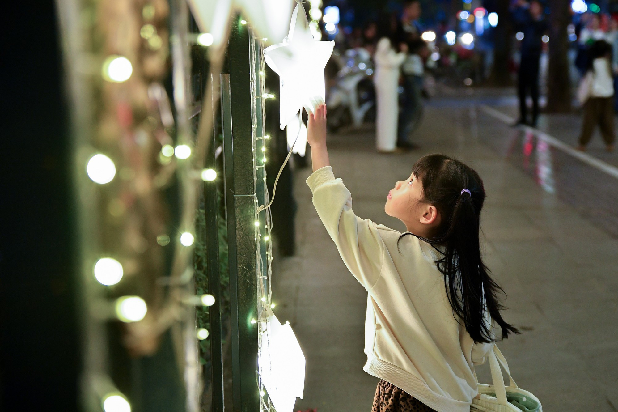 Una niña fascinada con ornamentos coloridos en la iglesia.