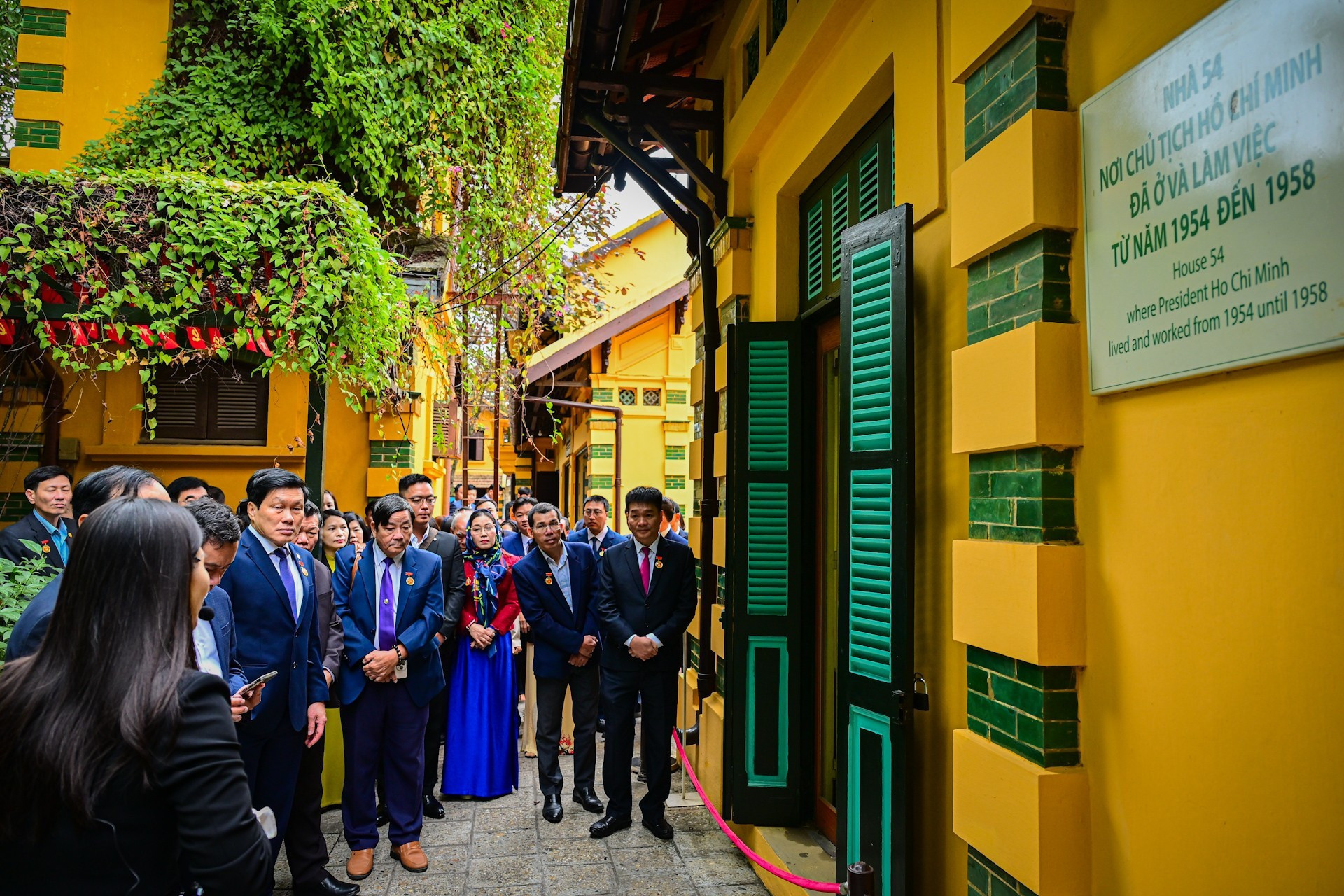 La delegación visita la Casa 54, lugar de residencia y trabajo del Presidente Ho Chi Minh de 1954 a 1958. Forma parte de la Zona de Reliquias relacionadas con el insigne prócer en el Palacio Presidencial.