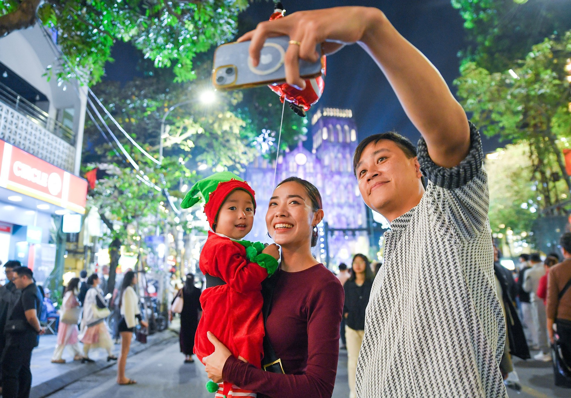 Al frente y los alrededores de la catedral se concentran muchos seguidores de la liturgia.