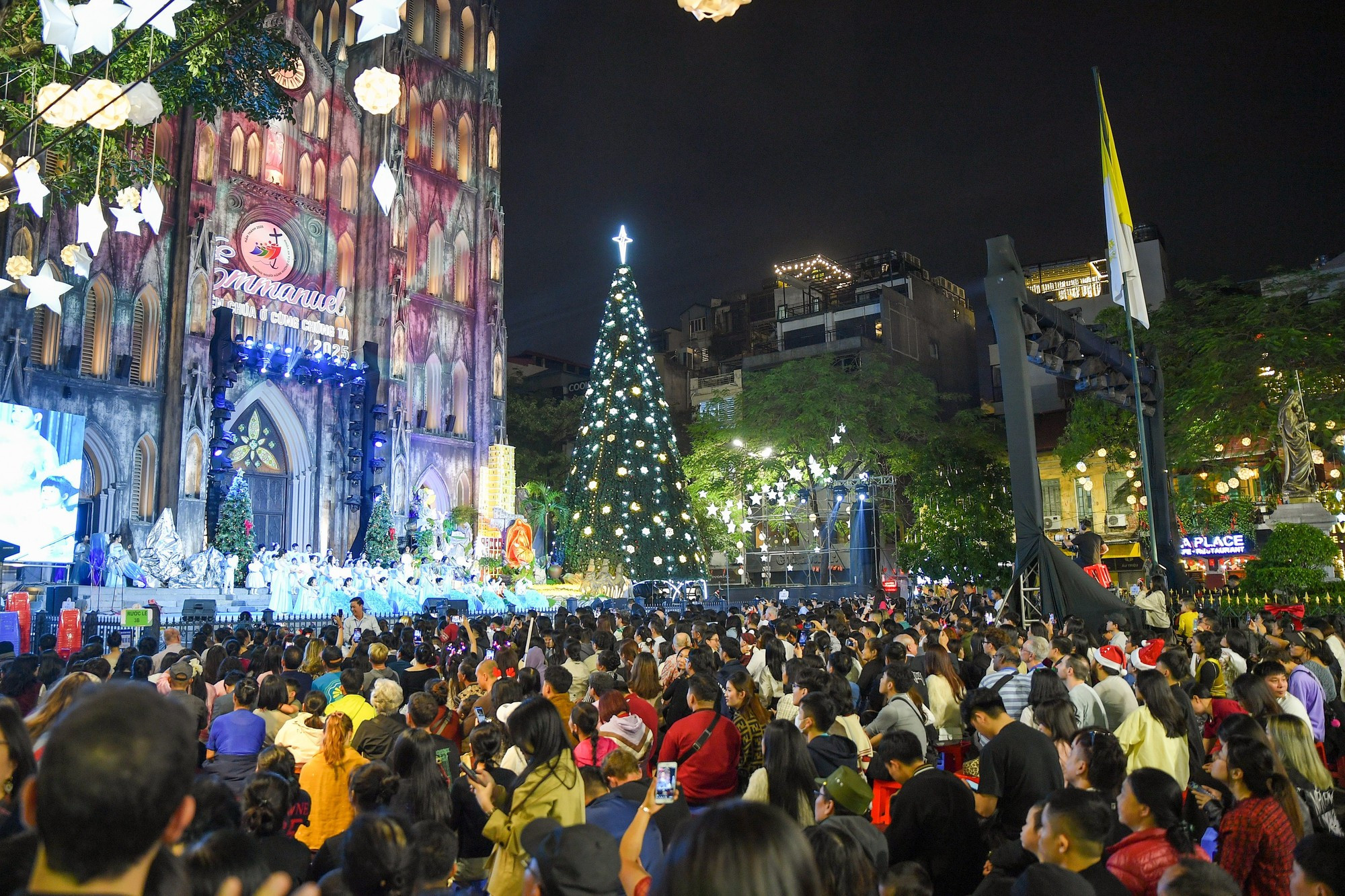 Miles de personas se congregan frente a la Catedral de San José.