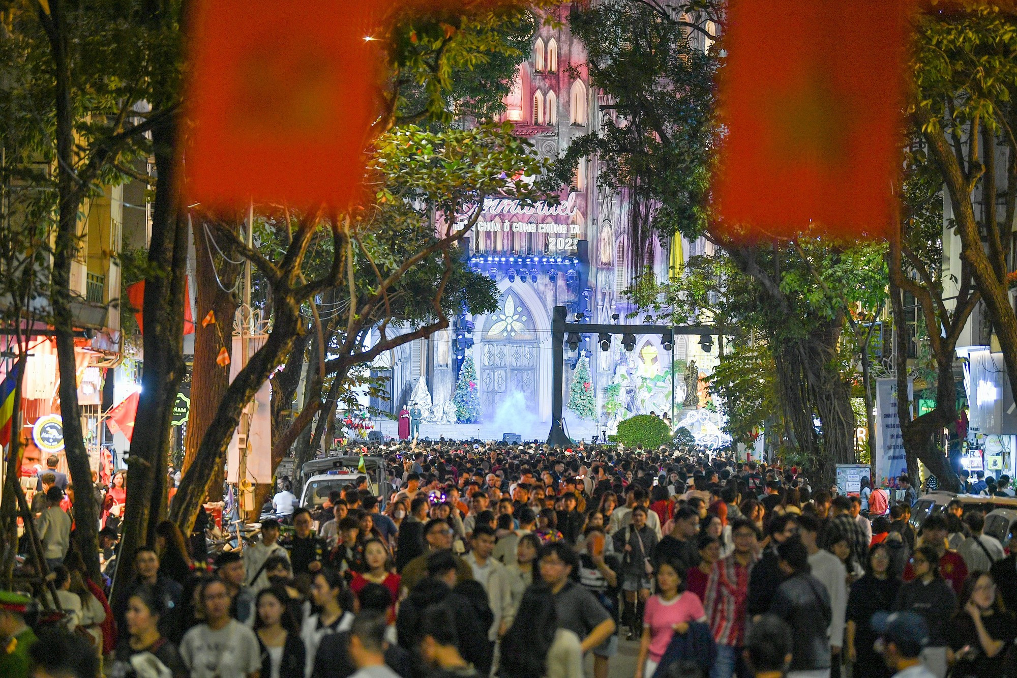 A medida que se acerca la medianoche, más gente concurre a la Catedral de San José.