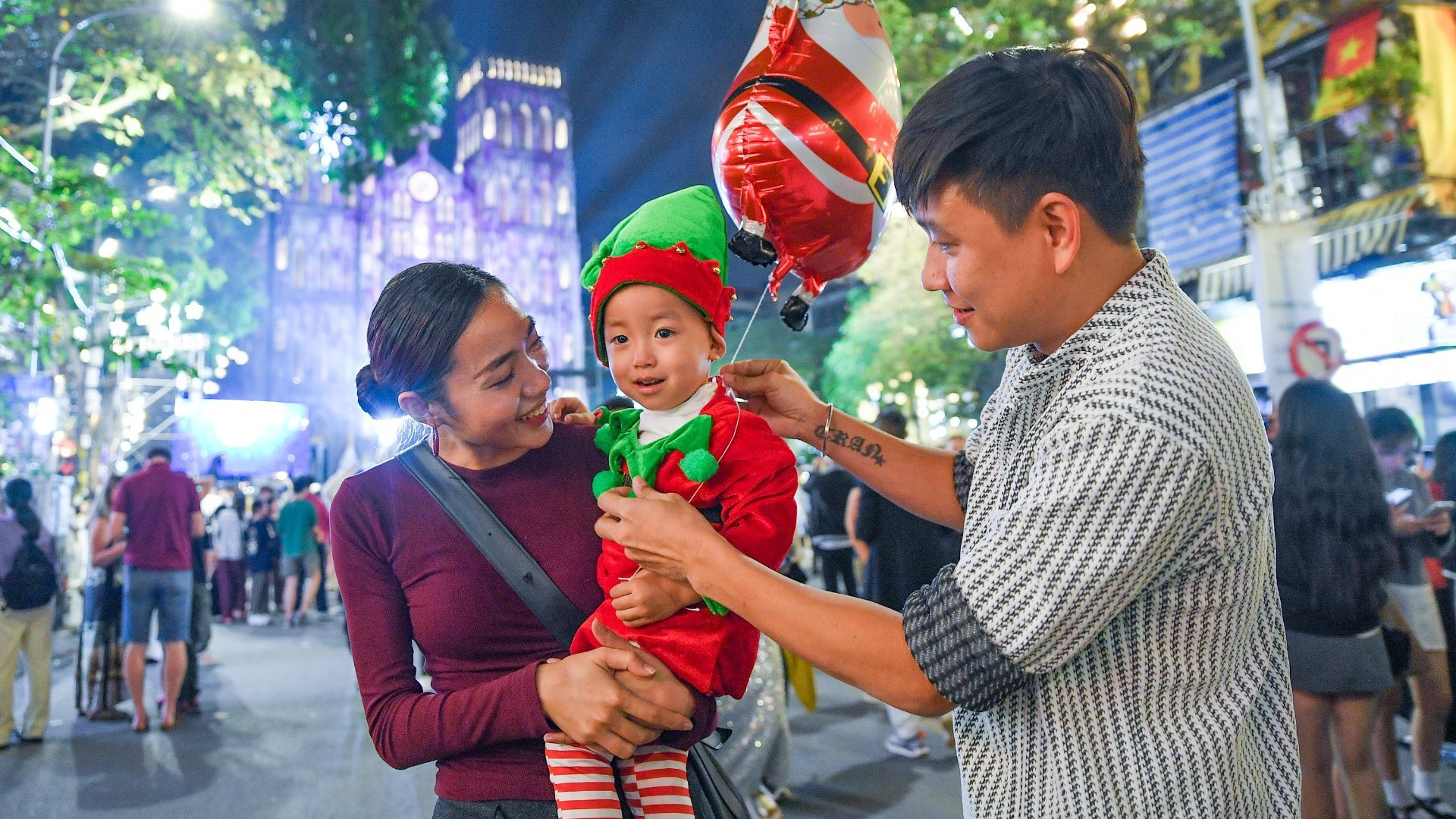 [Foto] Nochebuena 2025 en la capital vietnamita