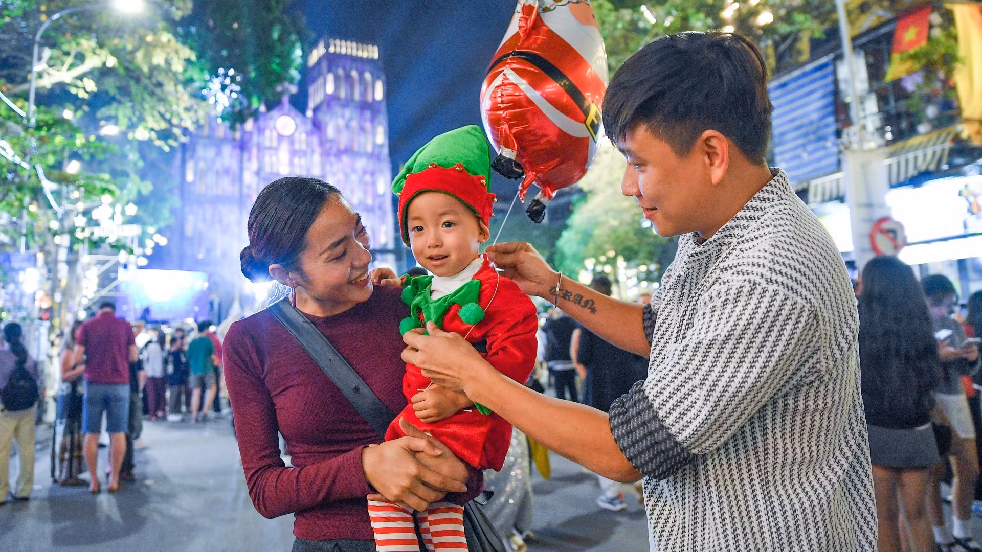 [Foto] Nochebuena 2025 en la capital vietnamita