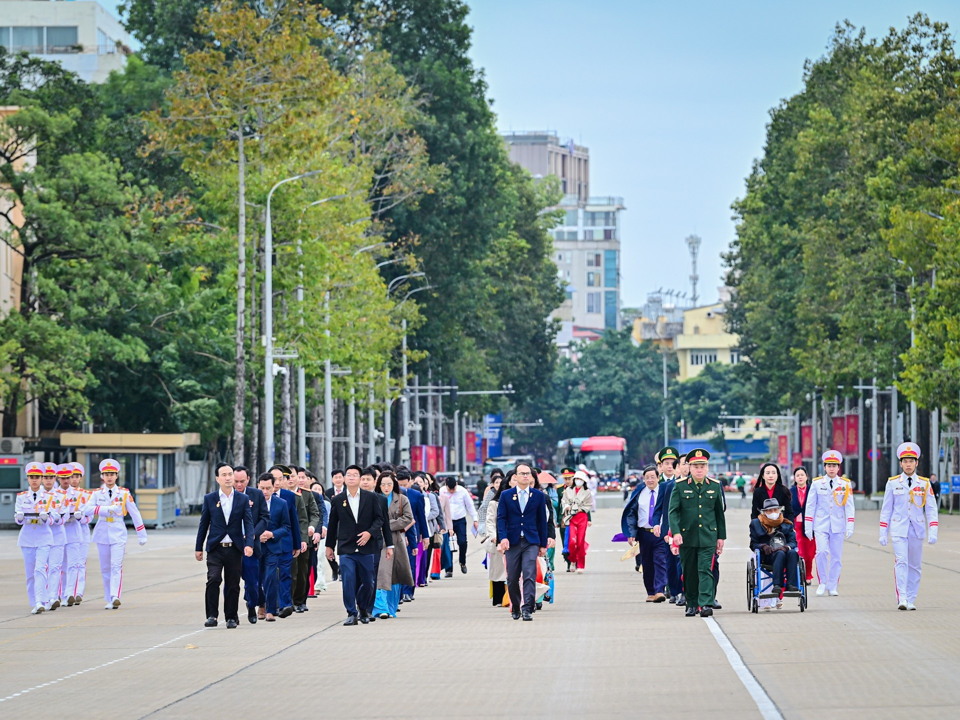 La delegación avanza hacia la plaza de Ba Dinh, rodeada por el Mausoleo del Presidente Ho Chi Minh y un conjunto de reliquias dedicadas al líder nacional.