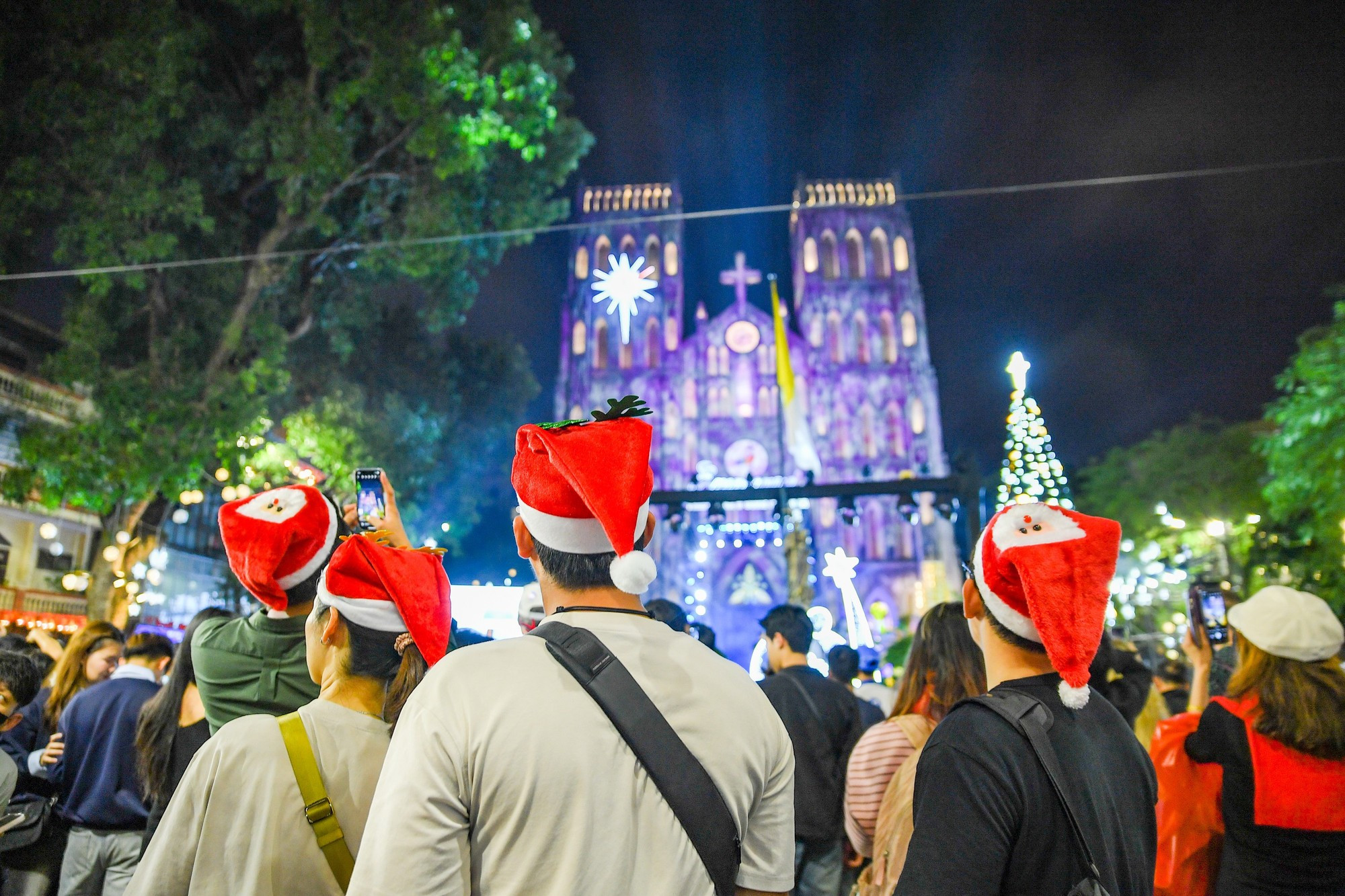 Jóvenes capitalinos se suman al ambiente navideño.