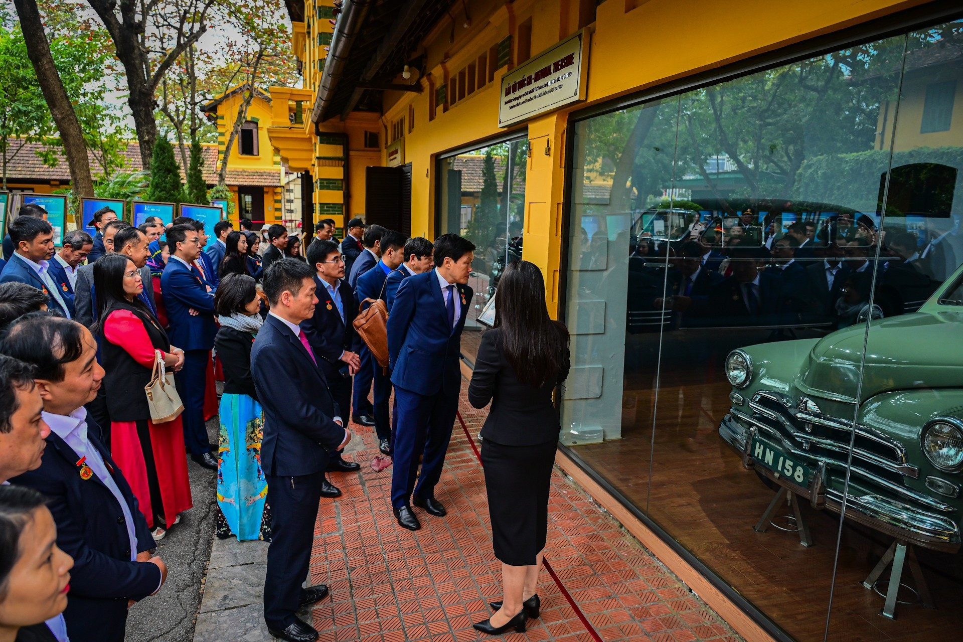La delegación escucha explicaciones sobre objetos relacionados con el Presidente Ho Chi Minh.
