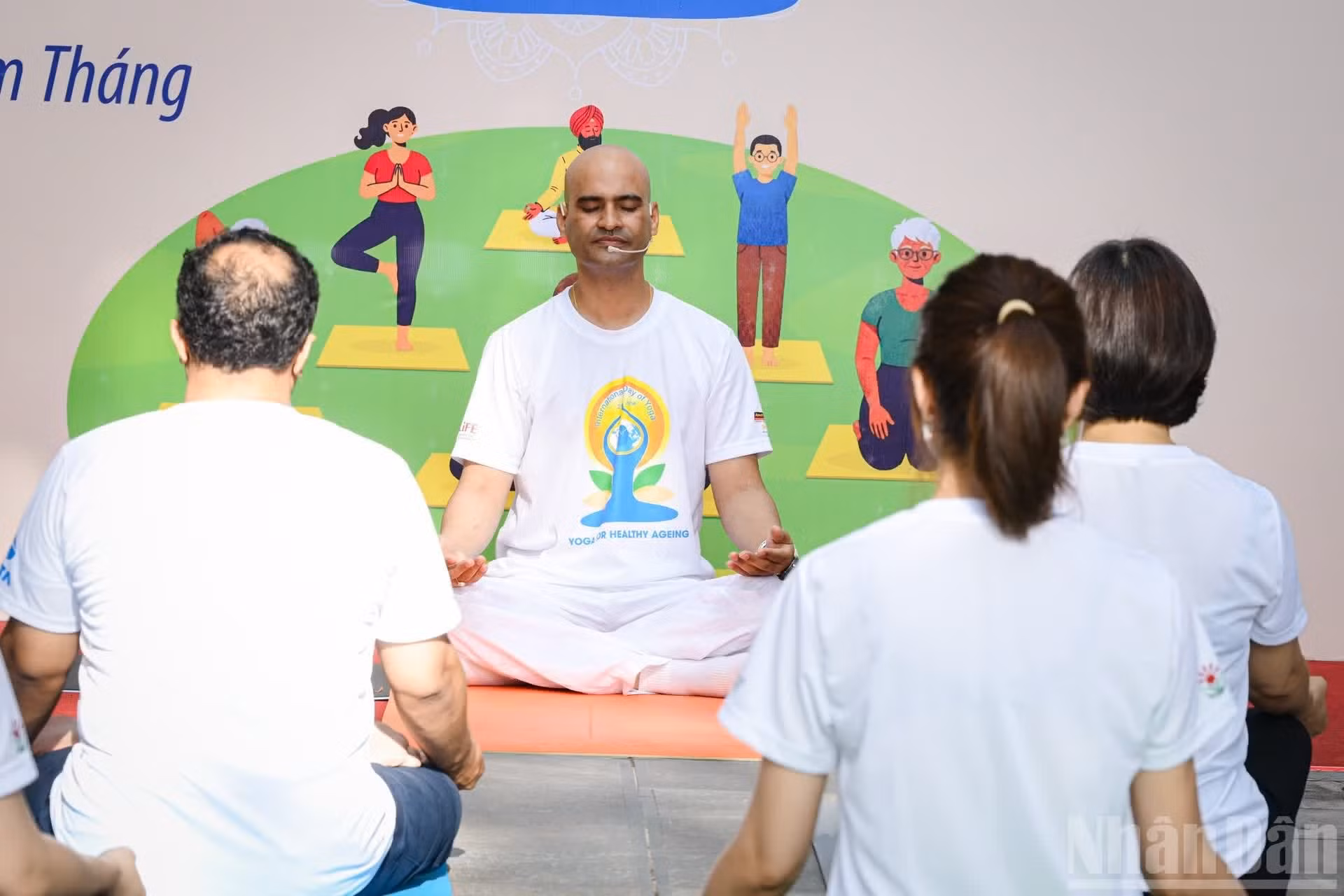 La sesión se lleva a cabo bajo la guía del instructor indio Swarup Chatterjee.