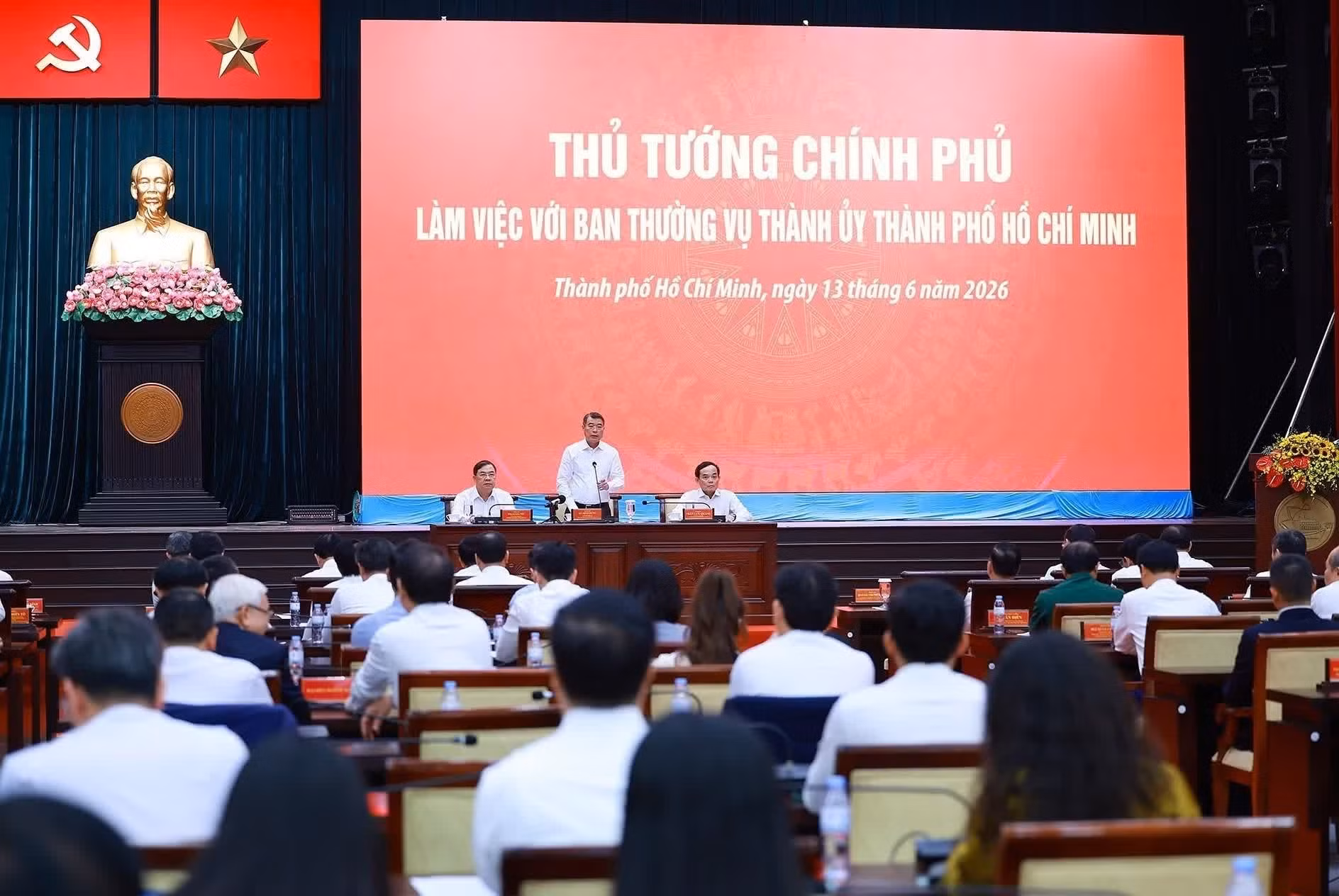 Panorama de la reunión entre el primer ministro Le Minh Hung y la Junta Permanente del Comité del Partido Comunista de Vietnam en Ciudad Ho Chi Minh.