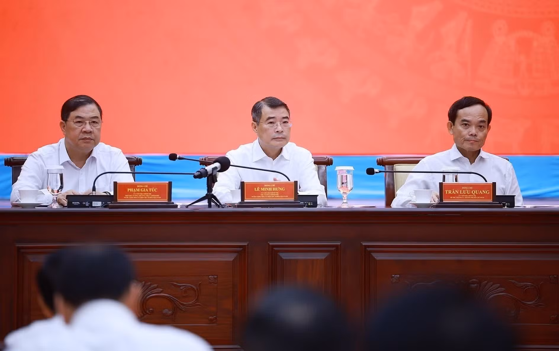 El primer ministro de Vietnam, Le Minh Hung, preside la reunión.