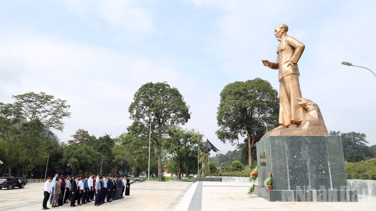 Los delegados presentan sus respetos ante el Monumento al Tío Ho en Tan Trao, ubicado en la Zona de Reliquia Nacional Especial de Tan Trao.