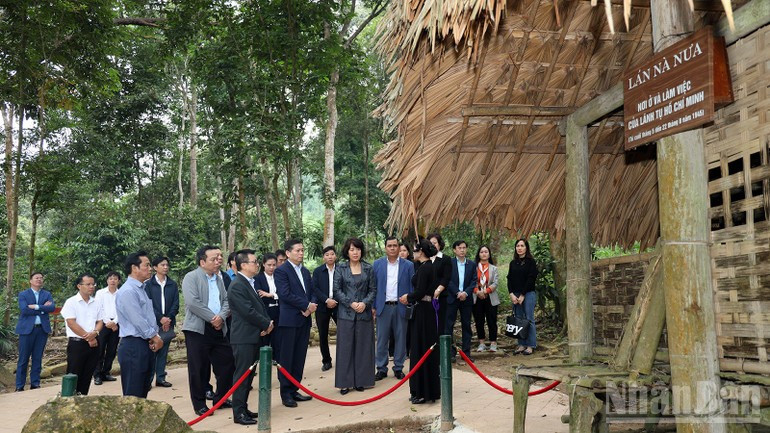 Los delegados escuchan sobre la cabaña de Na Nua, lugar de residencia y trabajo del Presidente Ho Chi Minh desde finales de mayo al 22 de agosto de 1945.