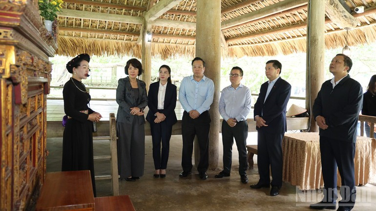 Los delegados visitan el Templo de Hong Thai.