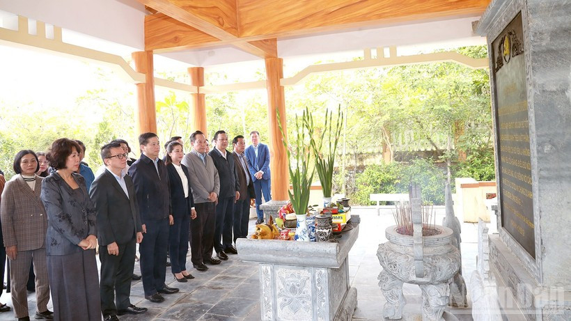 La delegación participa en la ceremonia de colocación de inciensos en la sala memorial del Comité del Partido en los órganos centrales “Dan-Chinh-Dang”. (Foto: Nhan Dan)