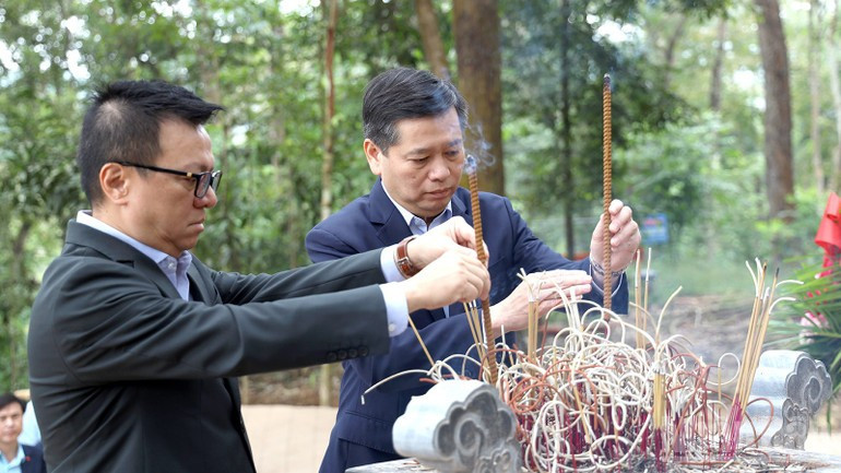 Los compañeros Le Quoc Minh y Nguyen Long Hai depositan inciensos en la cabaña de Na Nua.