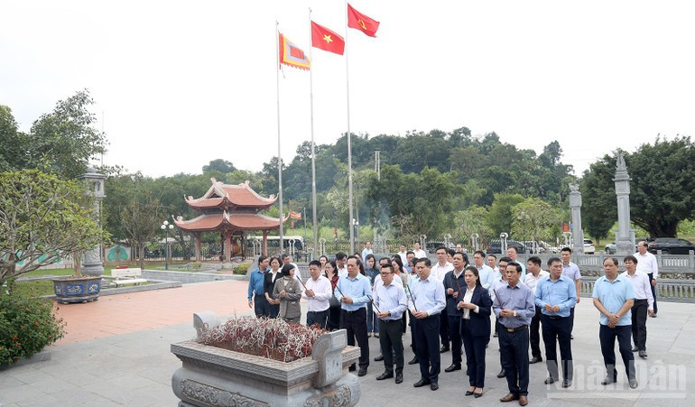 La comitiva rinde homenaje en la Zona Conmemorativa dedicada al Presidente Ho Chi Minh y revolucionarios predecesores.