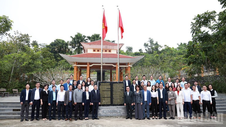 Los delegados posan en la sala memorial del Comité del Partido en los órganos centrales “Dan-Chinh-Dang”.