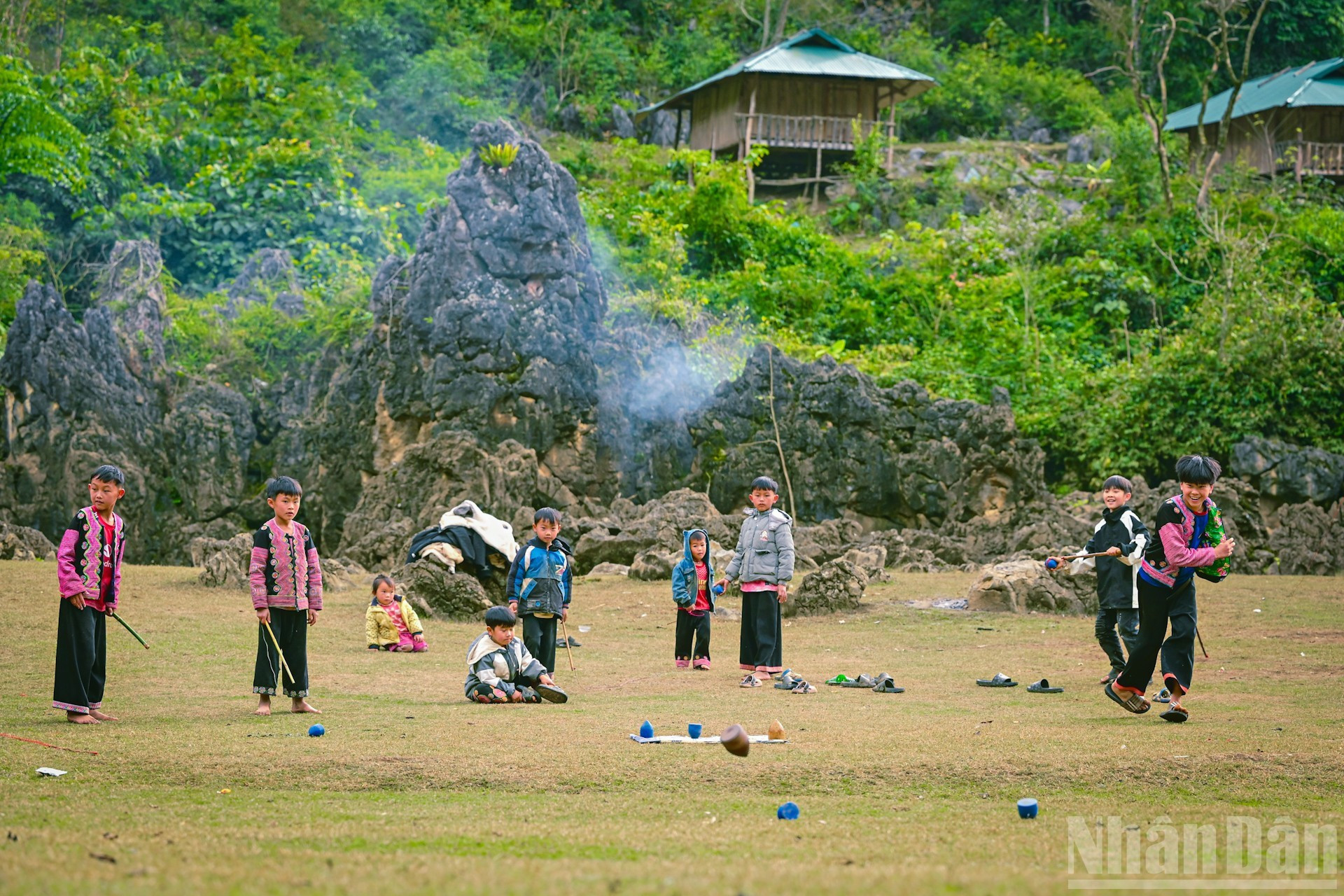 El “pueblo primitivo” se asienta en un valle rodeado de montañas. El recién llegado tiene la sensación de haber entrado en un espacio casi completamente aislado del mundo exterior.